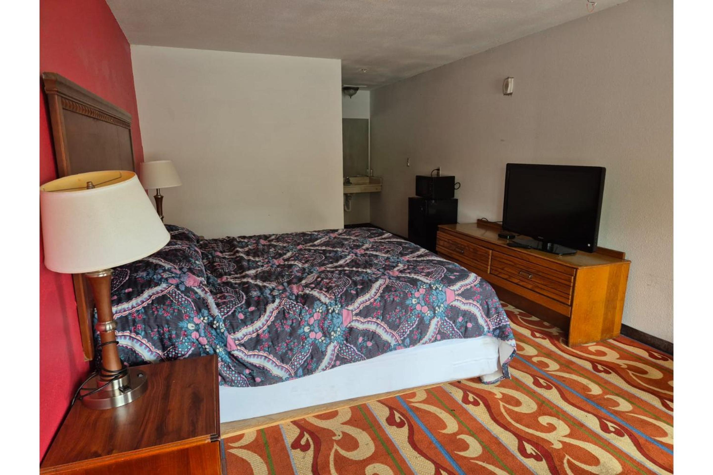 King Bed Non-Smoking - Photo 1