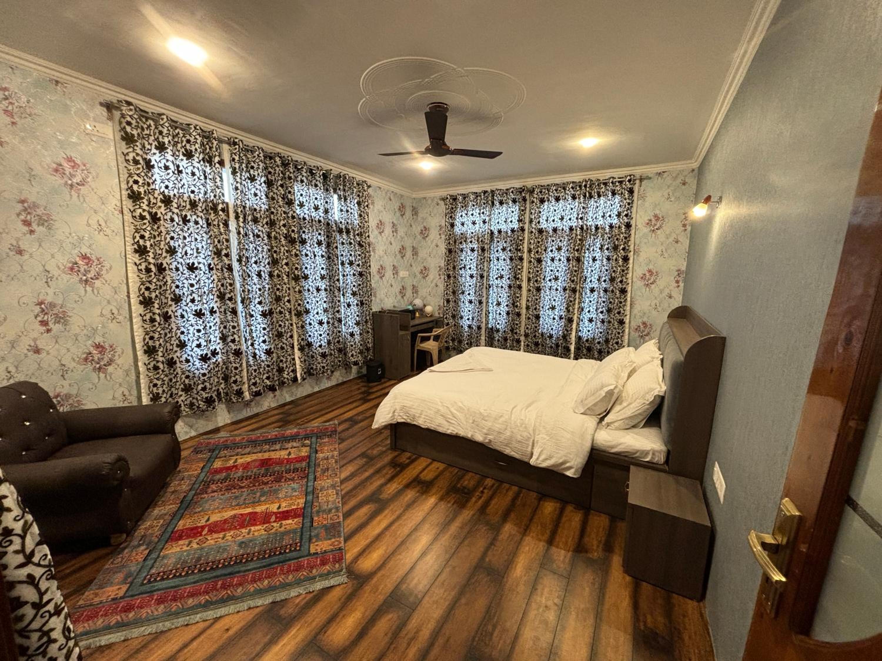 Deluxe Double Room (2 Adults + 1 Child)