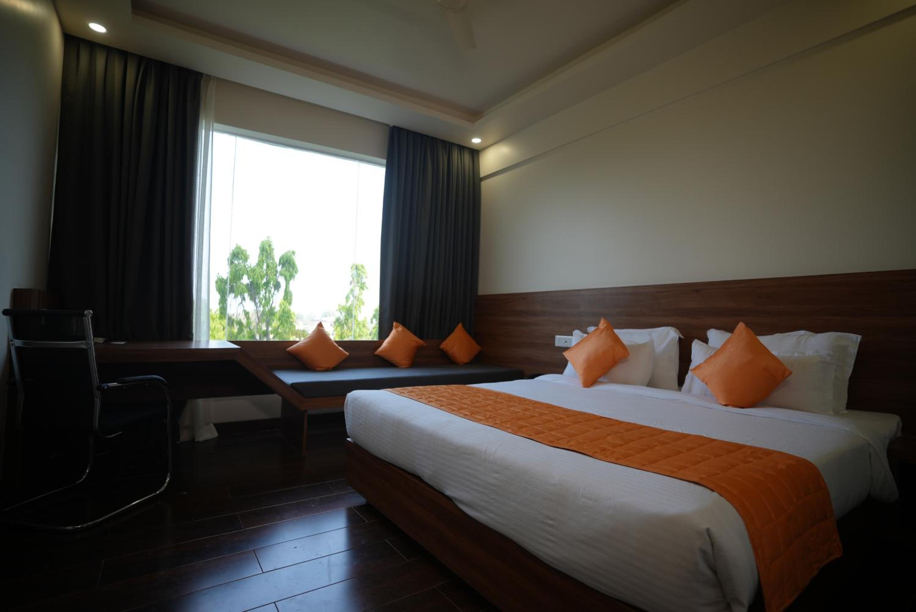 Suite - Photo 11