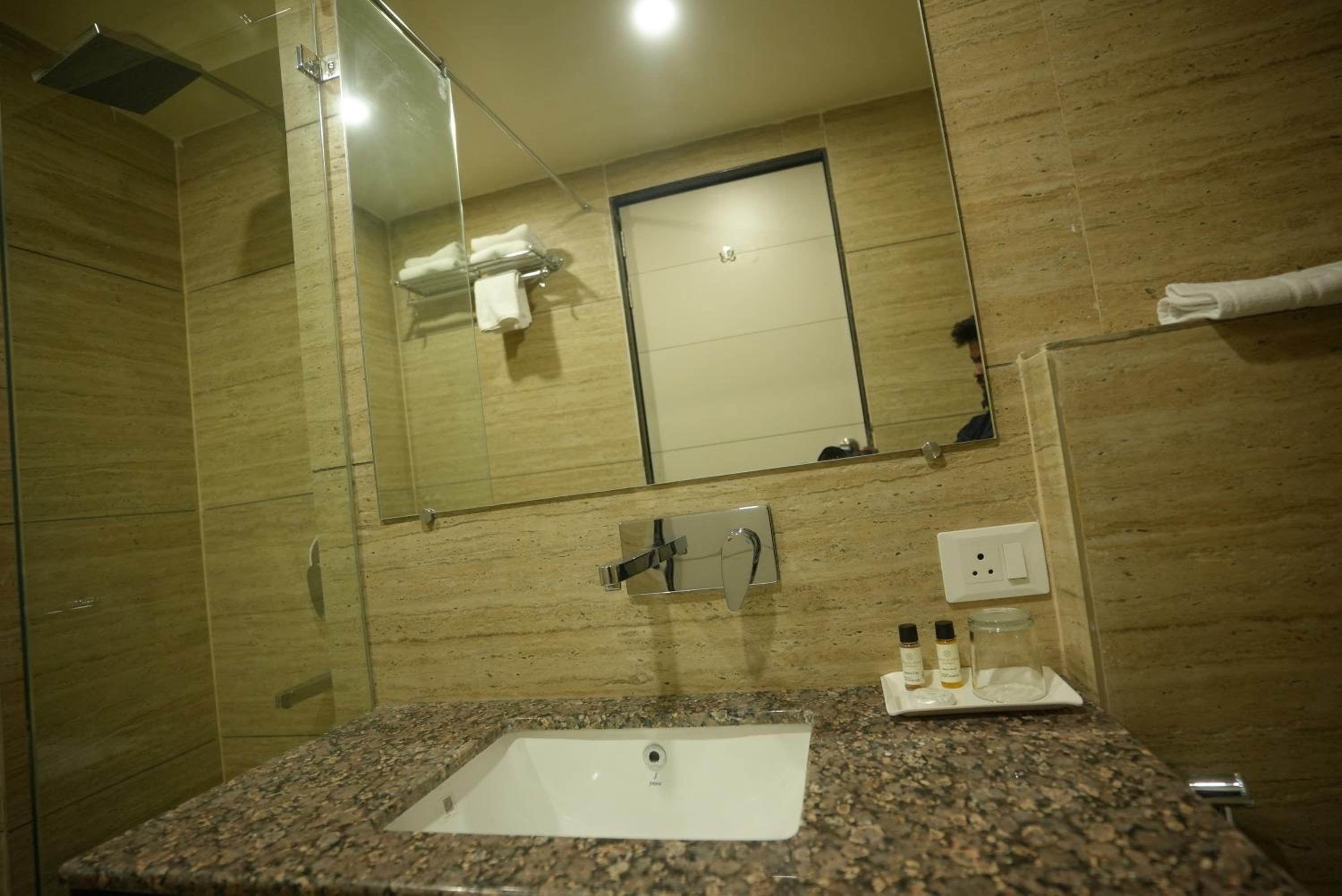 Standard Suite - Photo 11