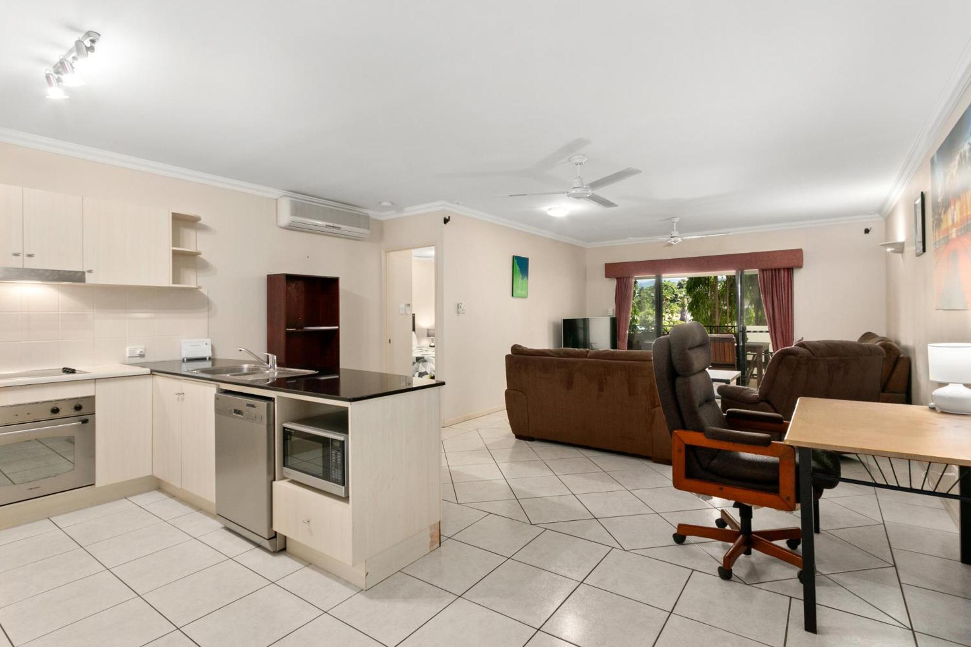 Three-Bedroom Apartment With Balcony photo 1