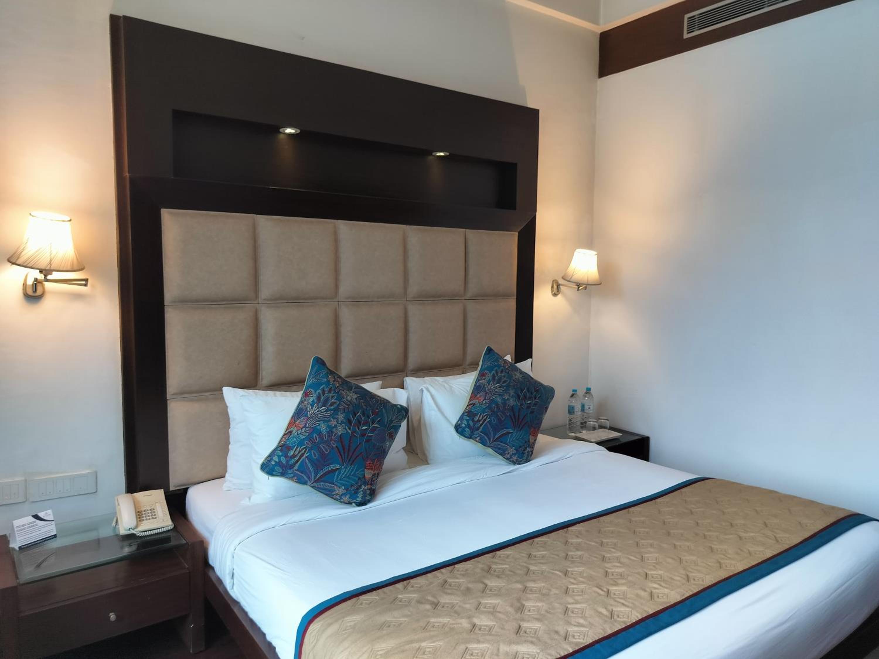 Standard Double or Twin Room - Photo 9