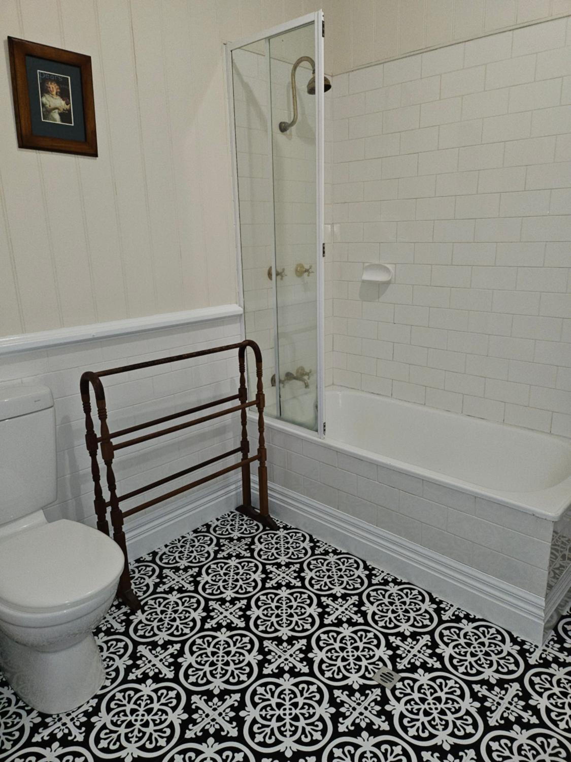 Queen Room With Private External Bathroom  photo 2