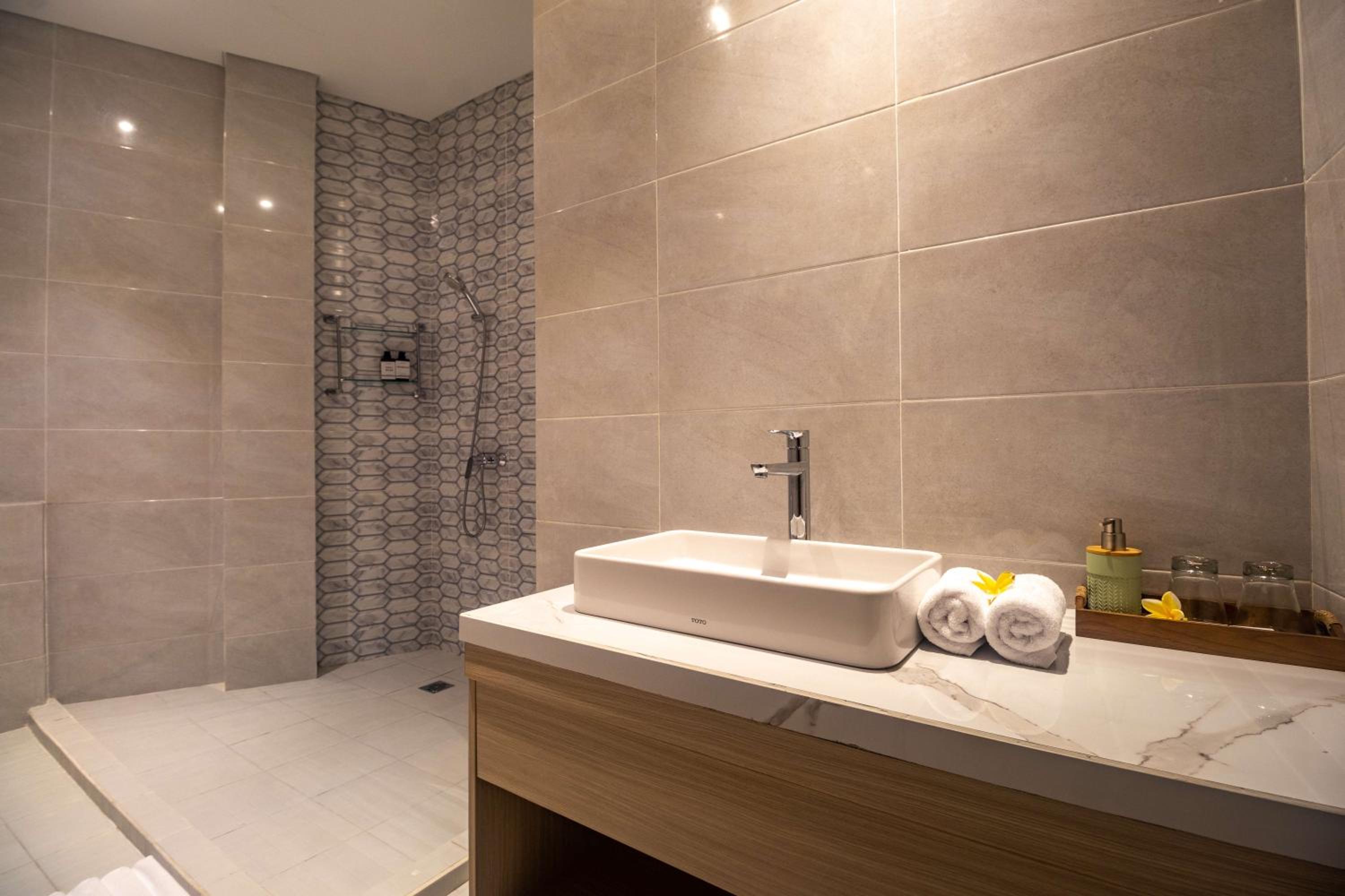 Executive with Garden and Pool Access - Photo 6