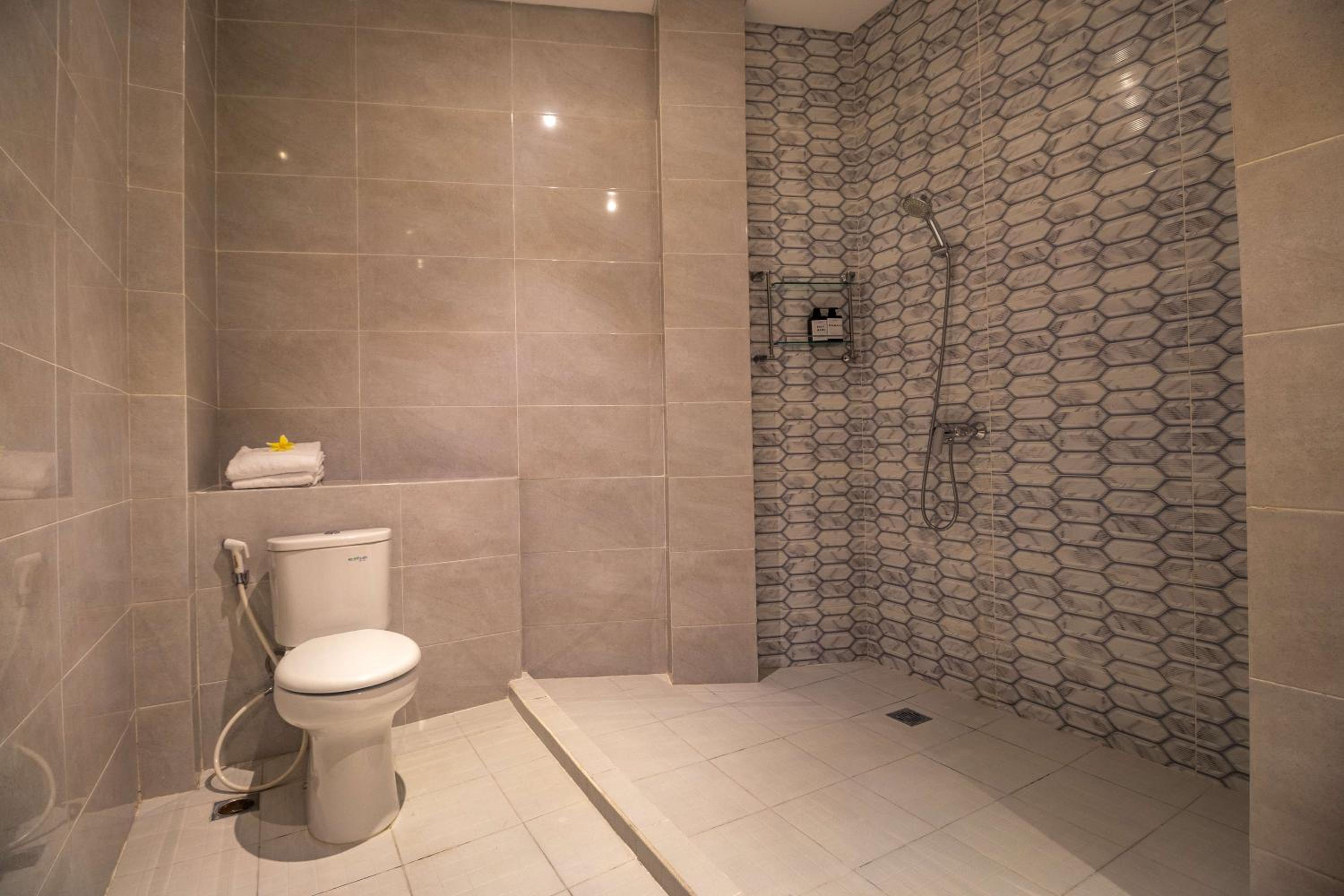 Executive with Garden and Pool Access - Photo 5