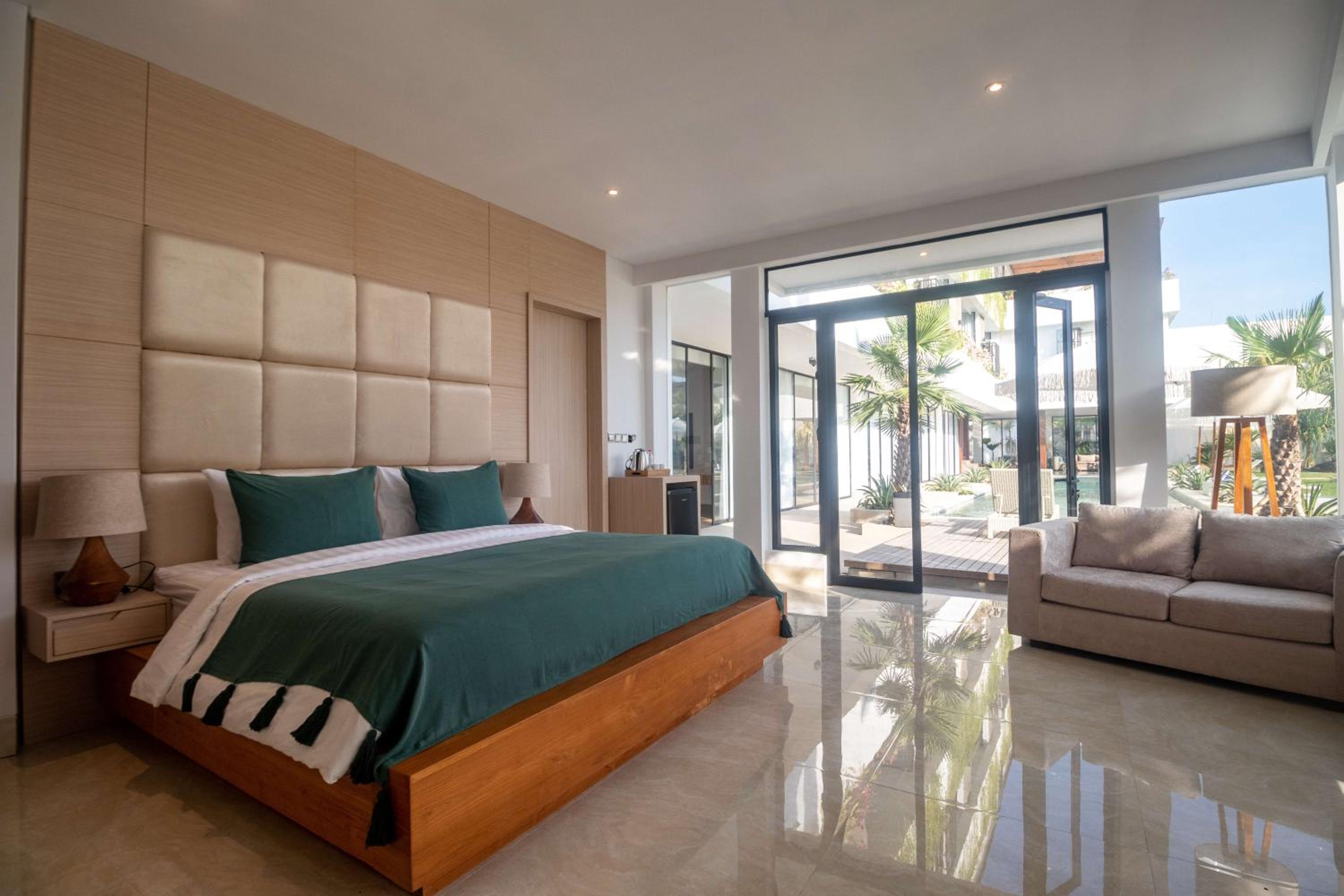 Executive with Garden and Pool Access - Photo 1