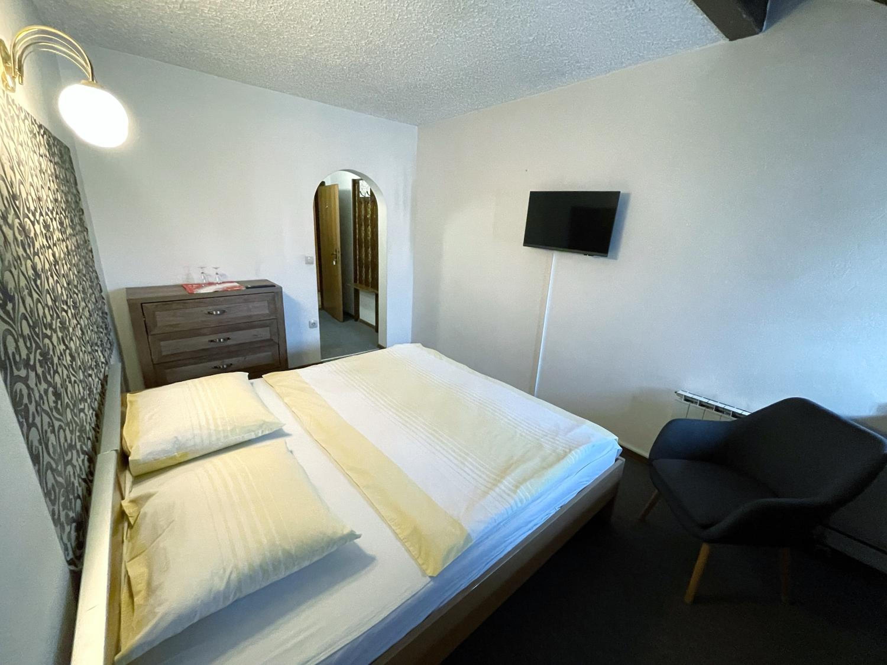 Twin Room - Photo 2