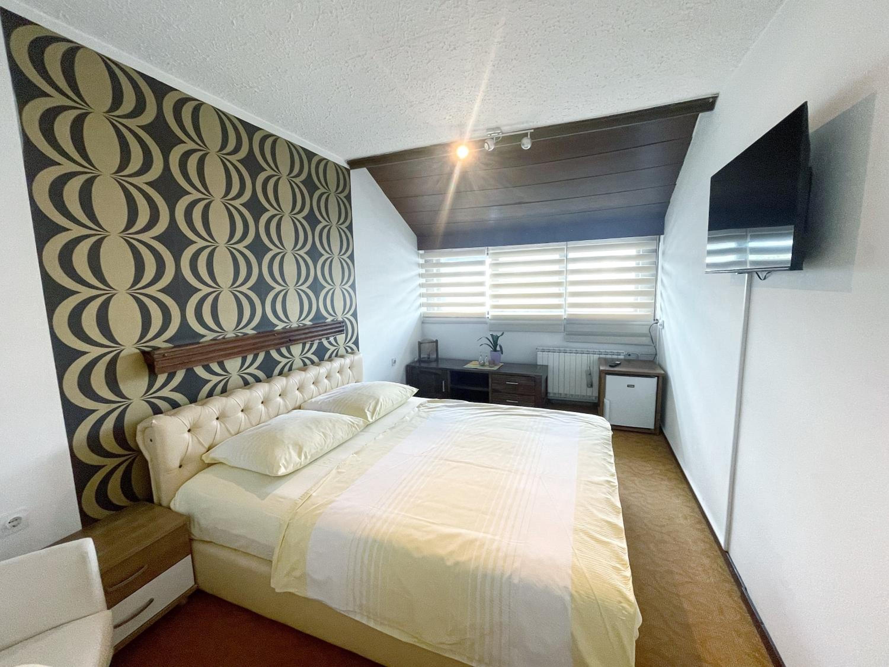 Deluxe Queen Room - Photo 2