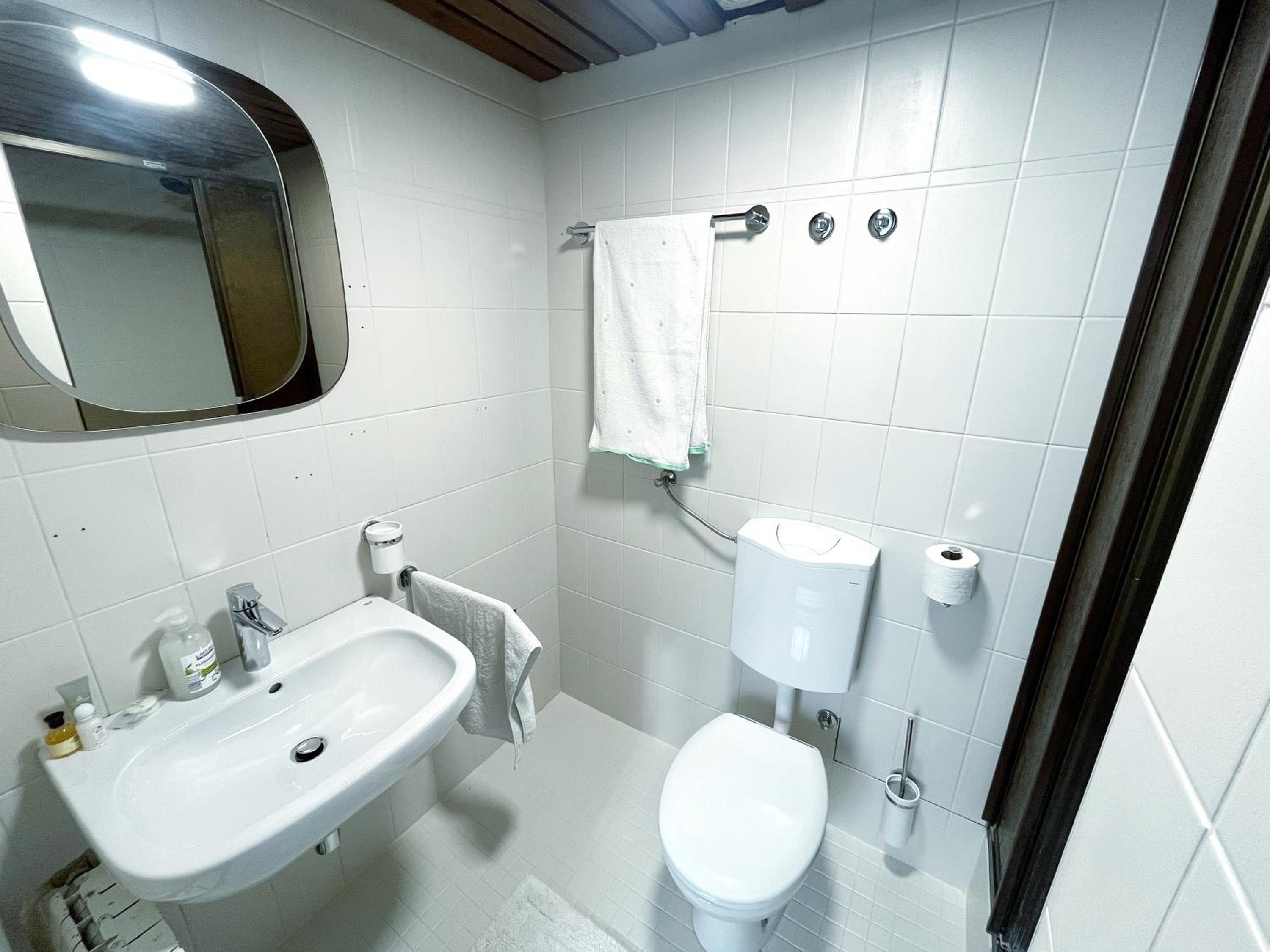 Twin Room - Photo 12