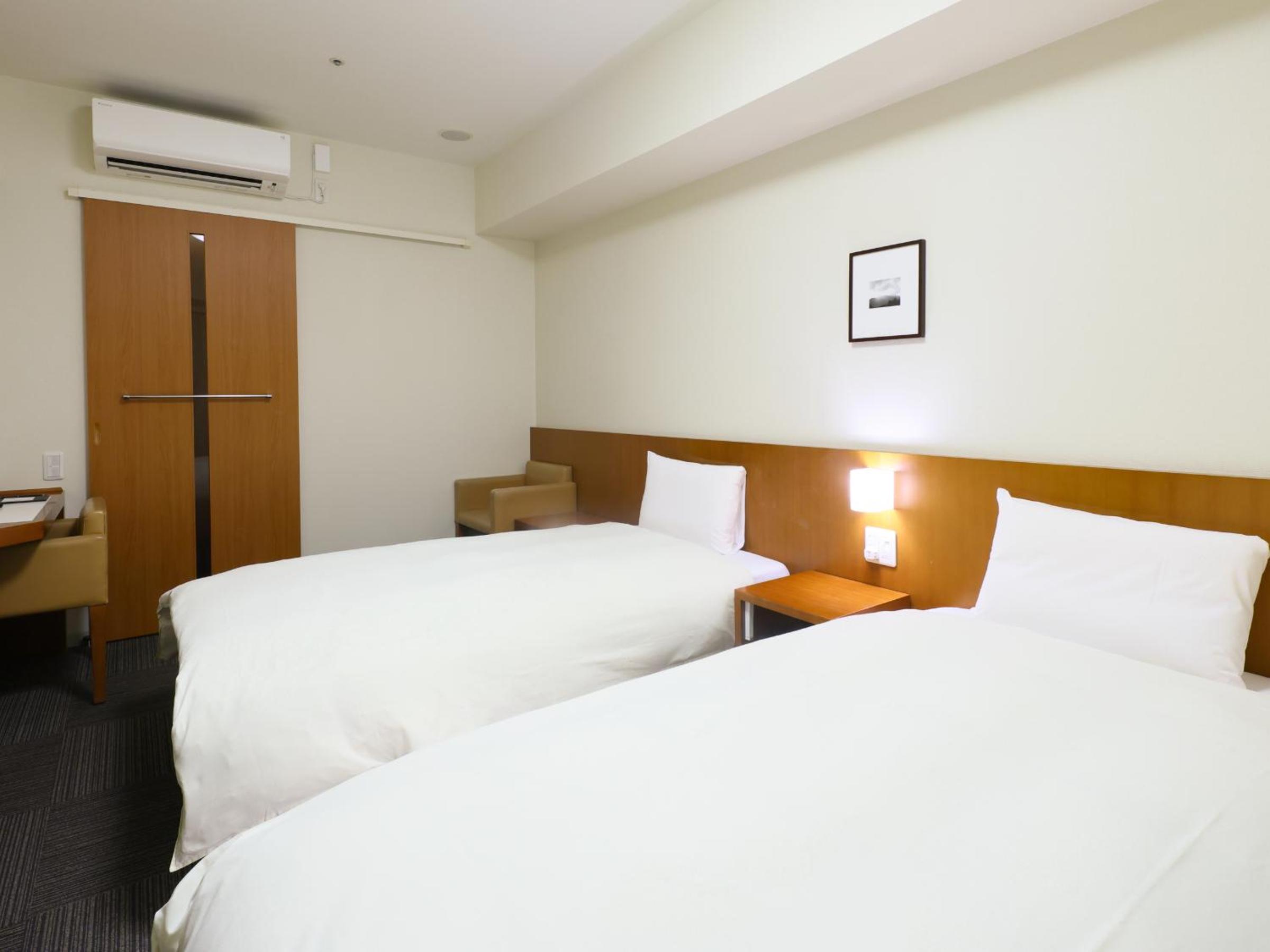 Twin Room - Non-Smoking - Photo 2