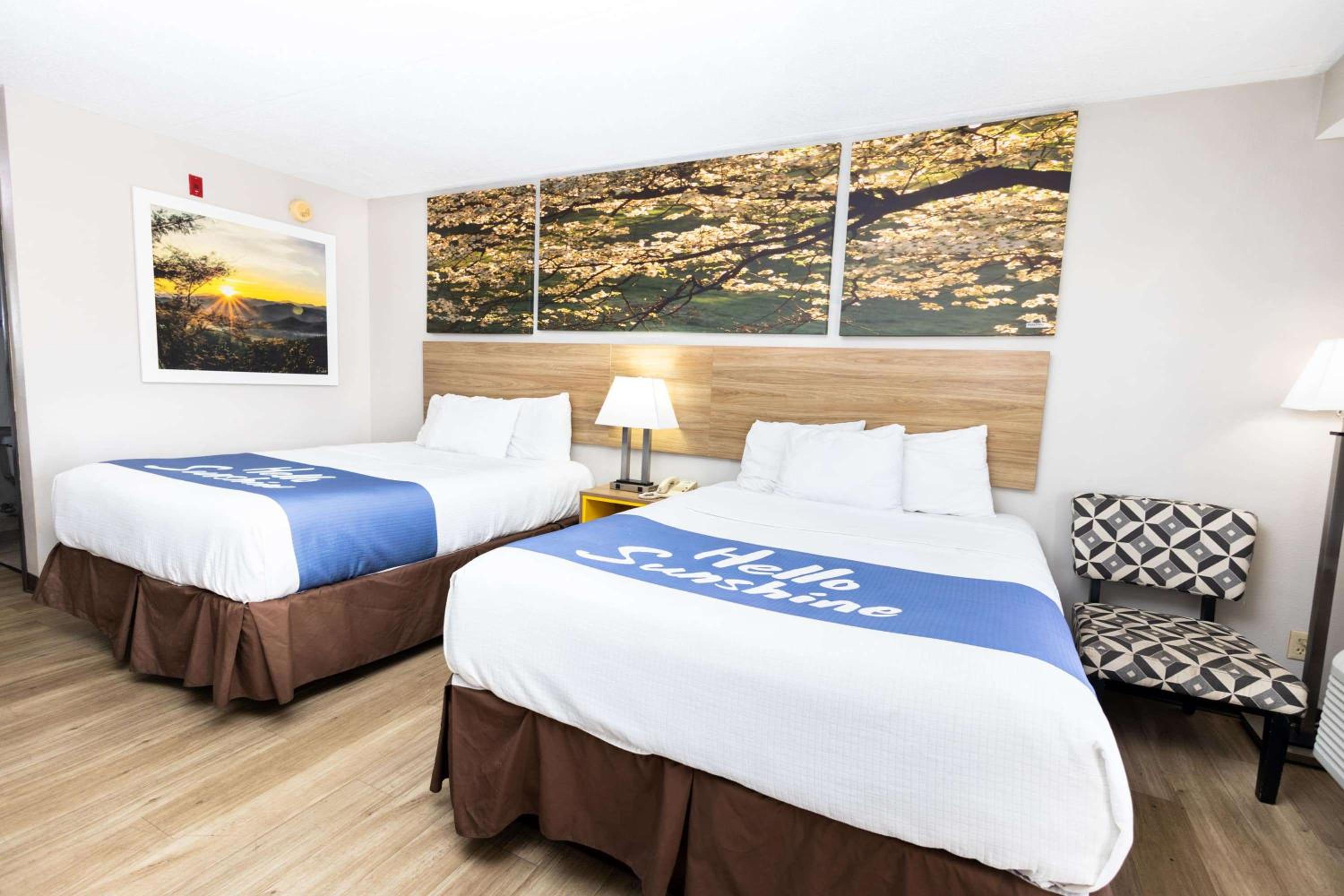 Queen Room with Two Queen Beds - Non-Smoking - Photo 1
