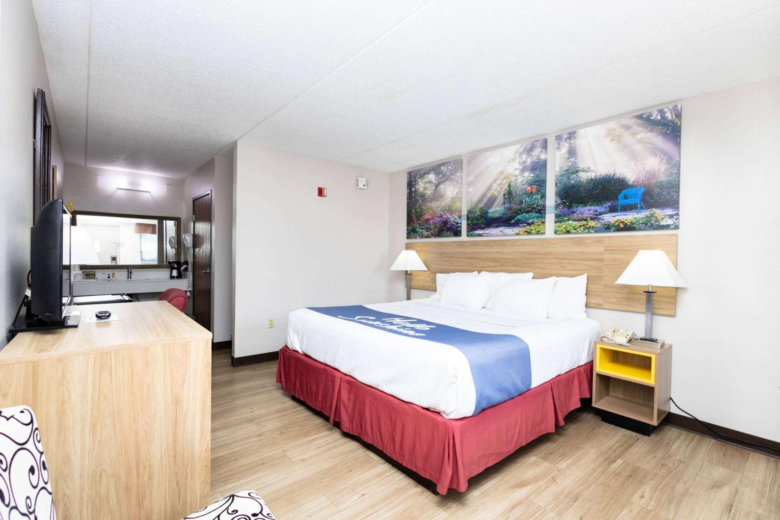 King Room - Non-Smoking - Photo 1