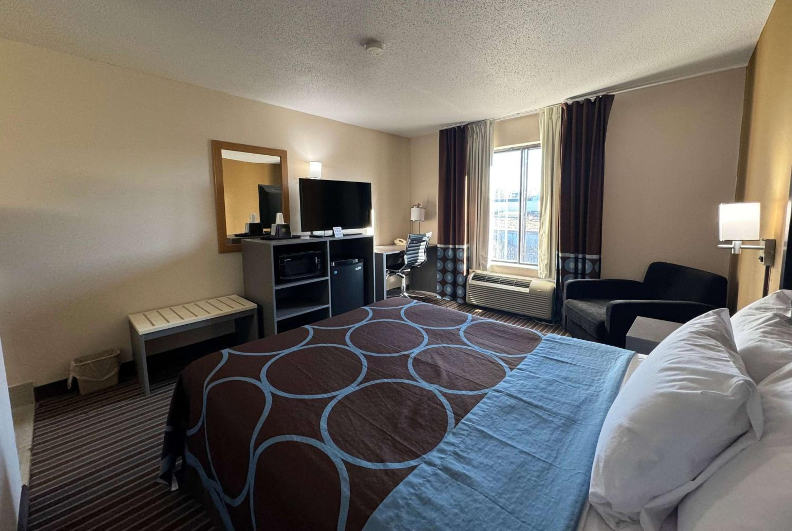 Queen Room - Non-Smoking - Photo 1