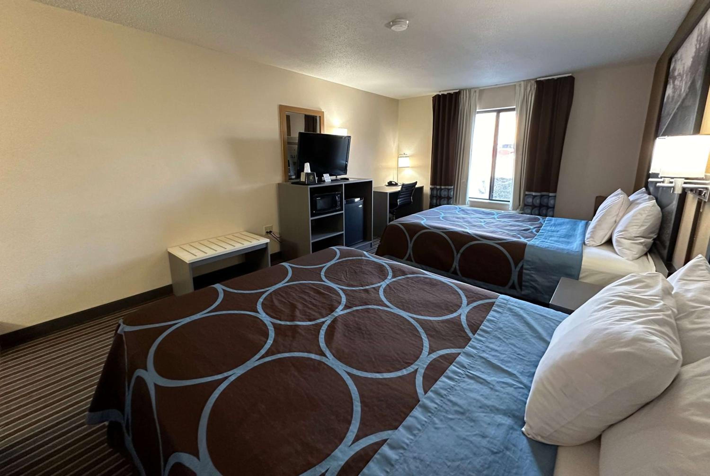 Queen Room with Two Queen Beds - Non-Smoking - Photo 1