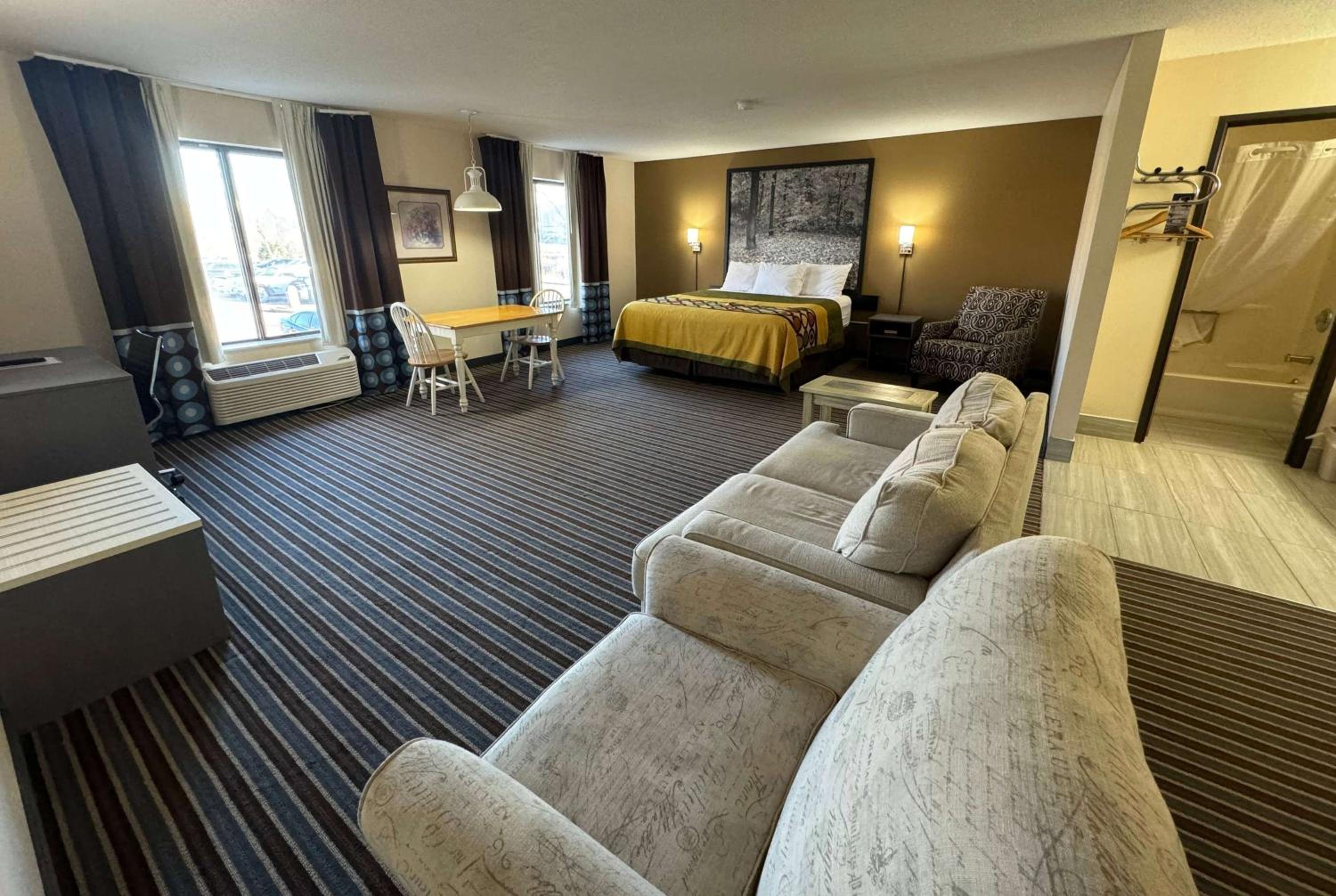 Deluxe King Suite - Photo 1