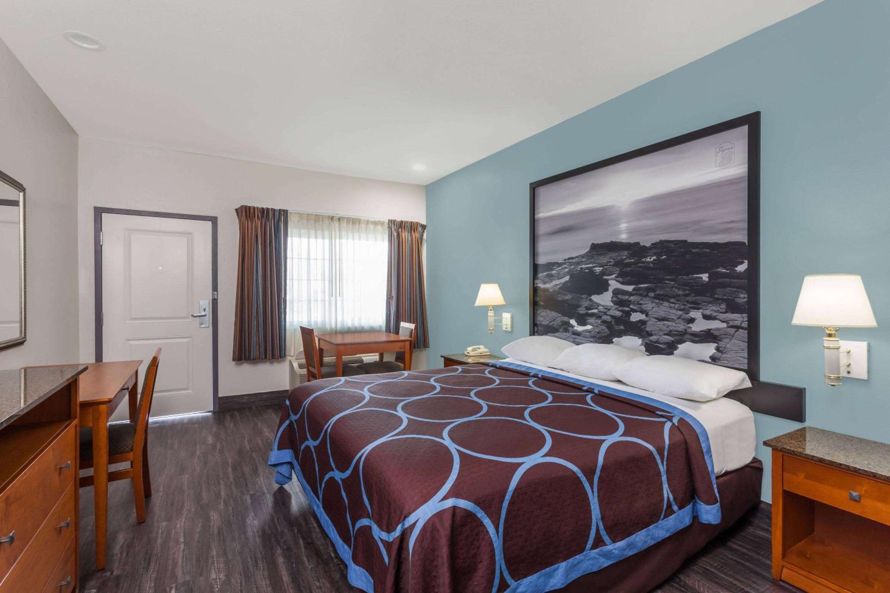 King Room - with Mobility/Hearing Impaired Access - Non-Smoking - Photo 1