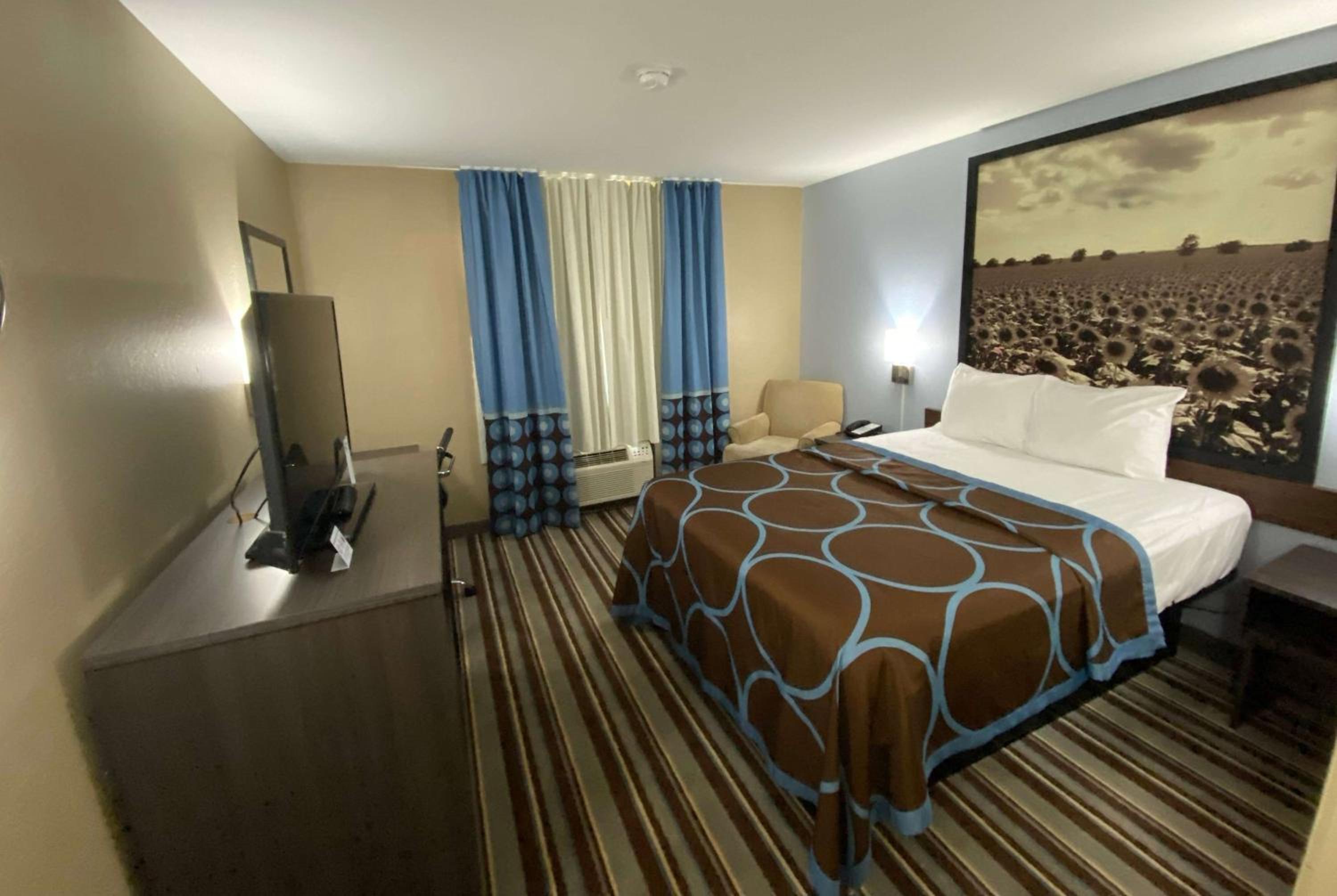 King Suite - Non-Smoking - Photo 1