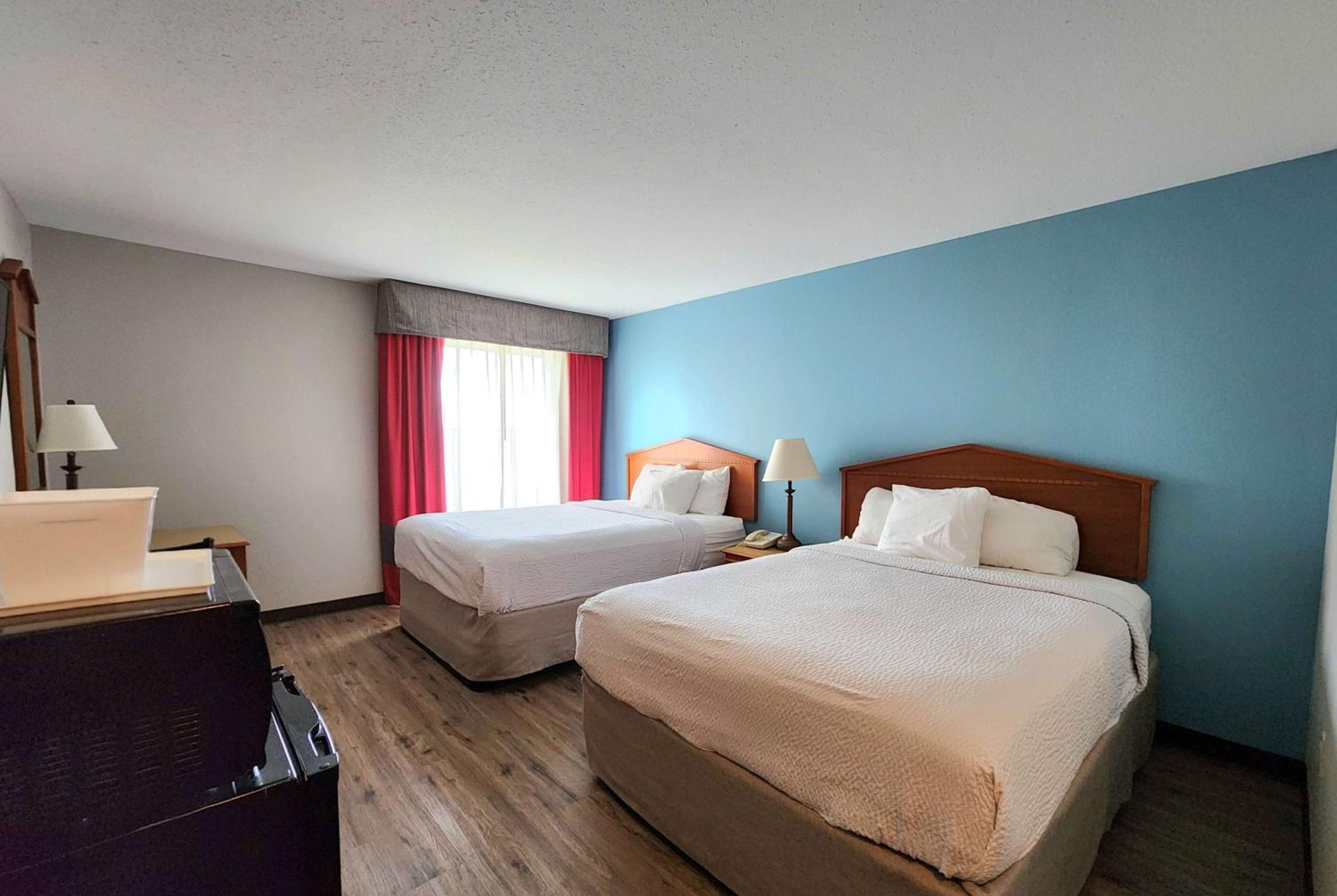 Queen Room with Two Queen Beds - Non-Smoking - Photo 1