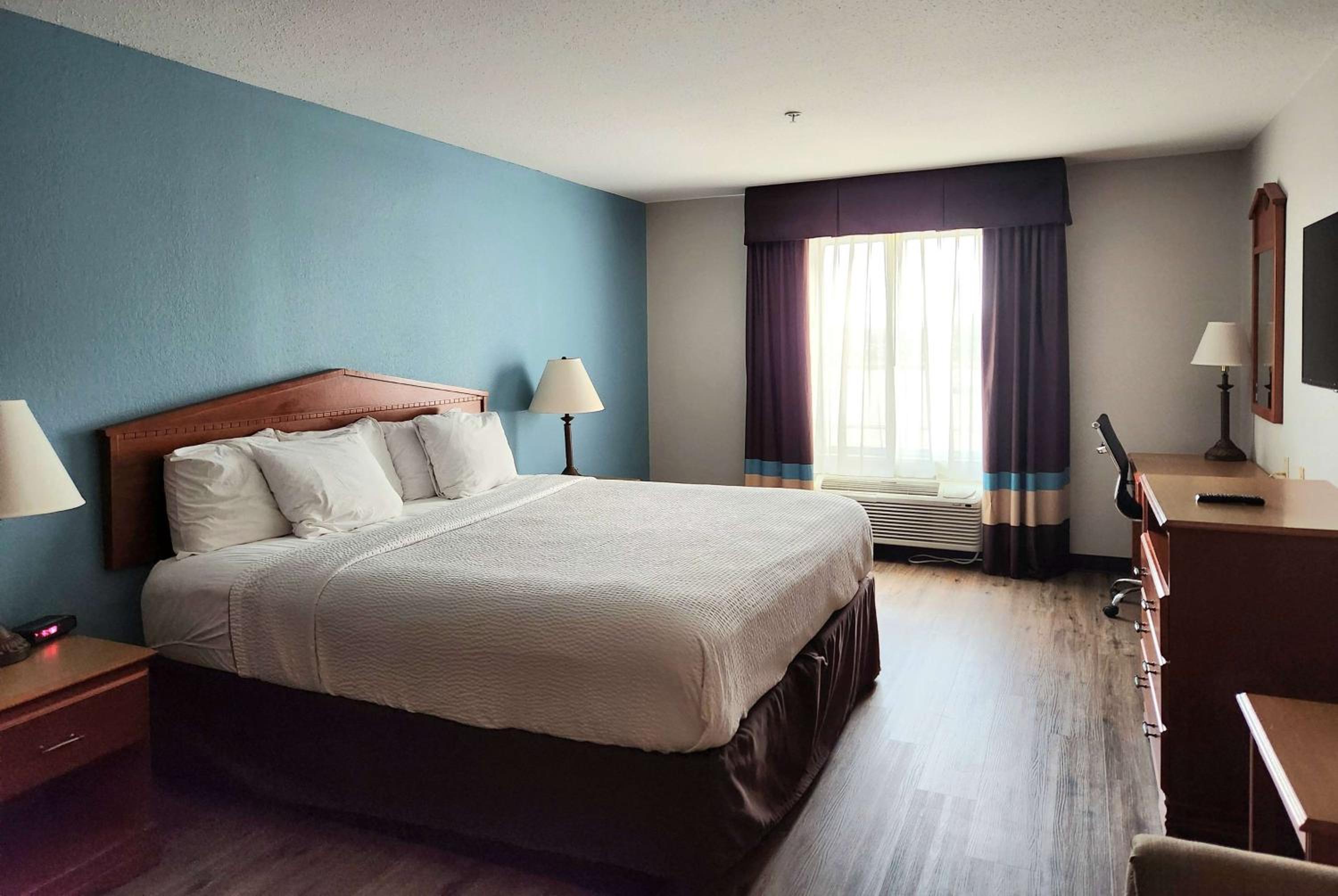 King Room - Non-Smoking - Photo 1