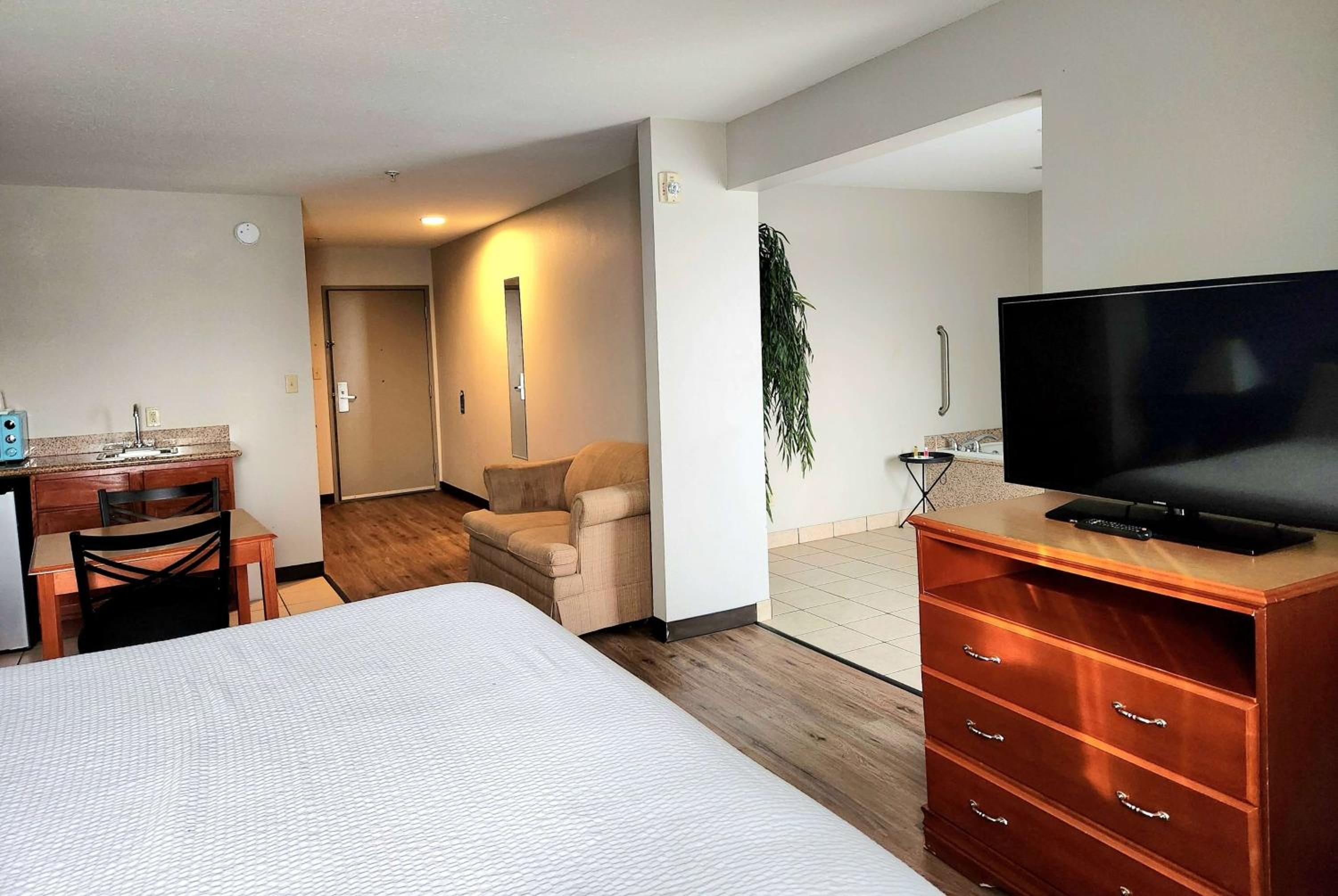 Studio Suite with 1 King Bed, Non-Smoking - Photo 1