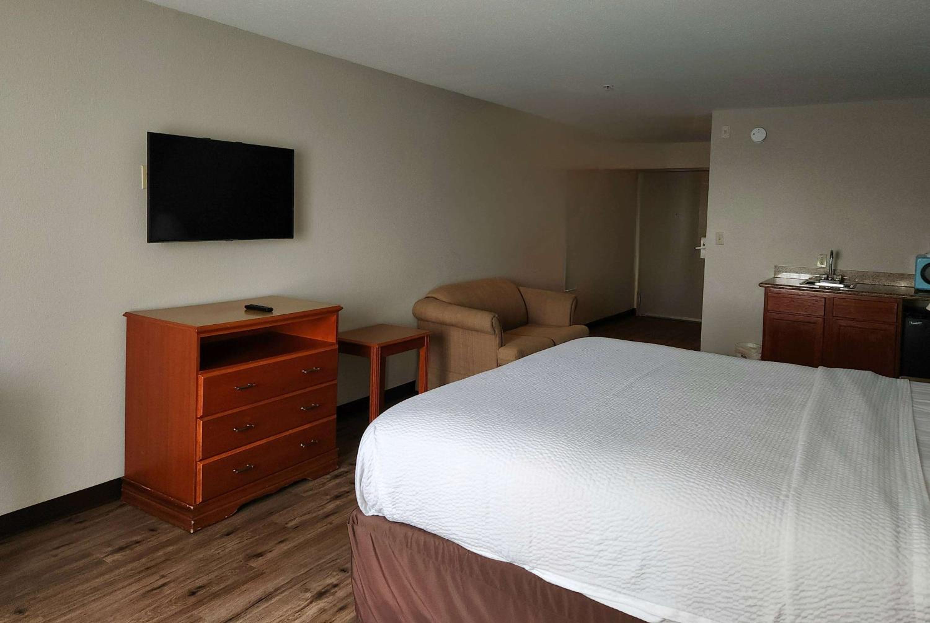 Studio Suite with 1 King Bed, Disability Access , Non-Smoking - Photo 1