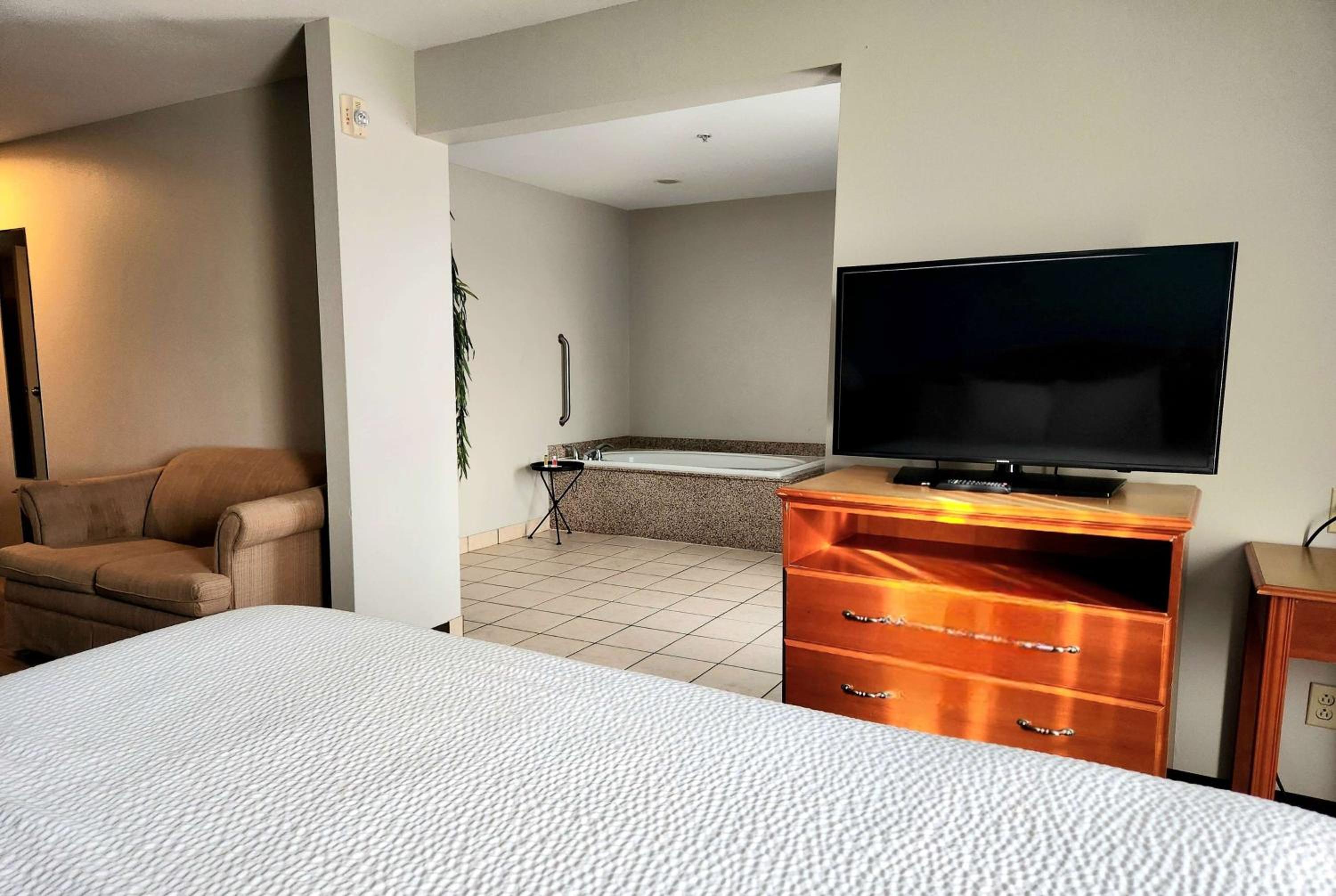 Studio Suite with 1 King Bed, Non-Smoking - Photo 1
