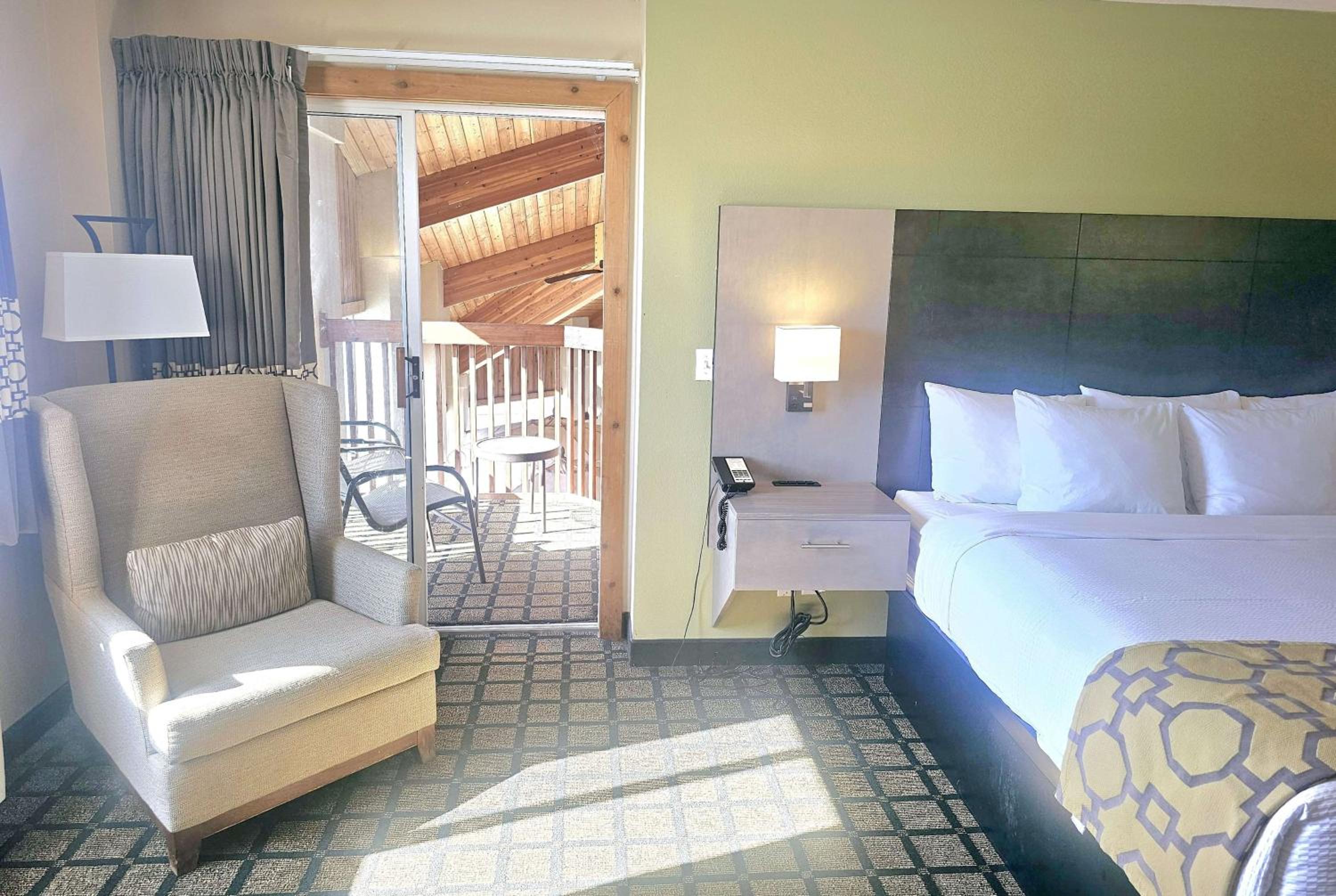 1 King Bed, Studio Suite, Pool View, Hot Tub, Non-Smoking