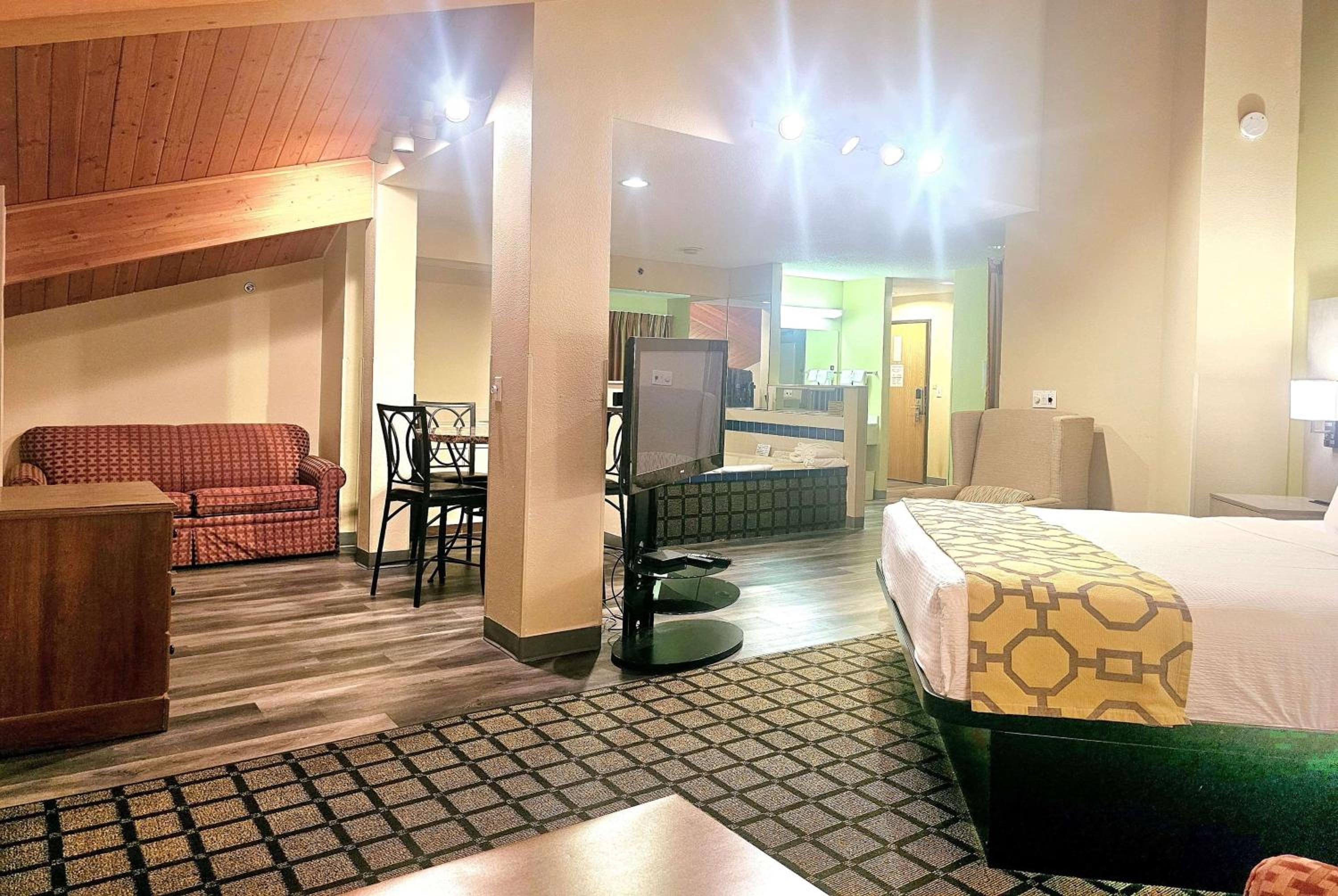 1 King Bed, 2 Sofa Beds, Studio Suite, Pool View, Hot Tub, Non-Smoking