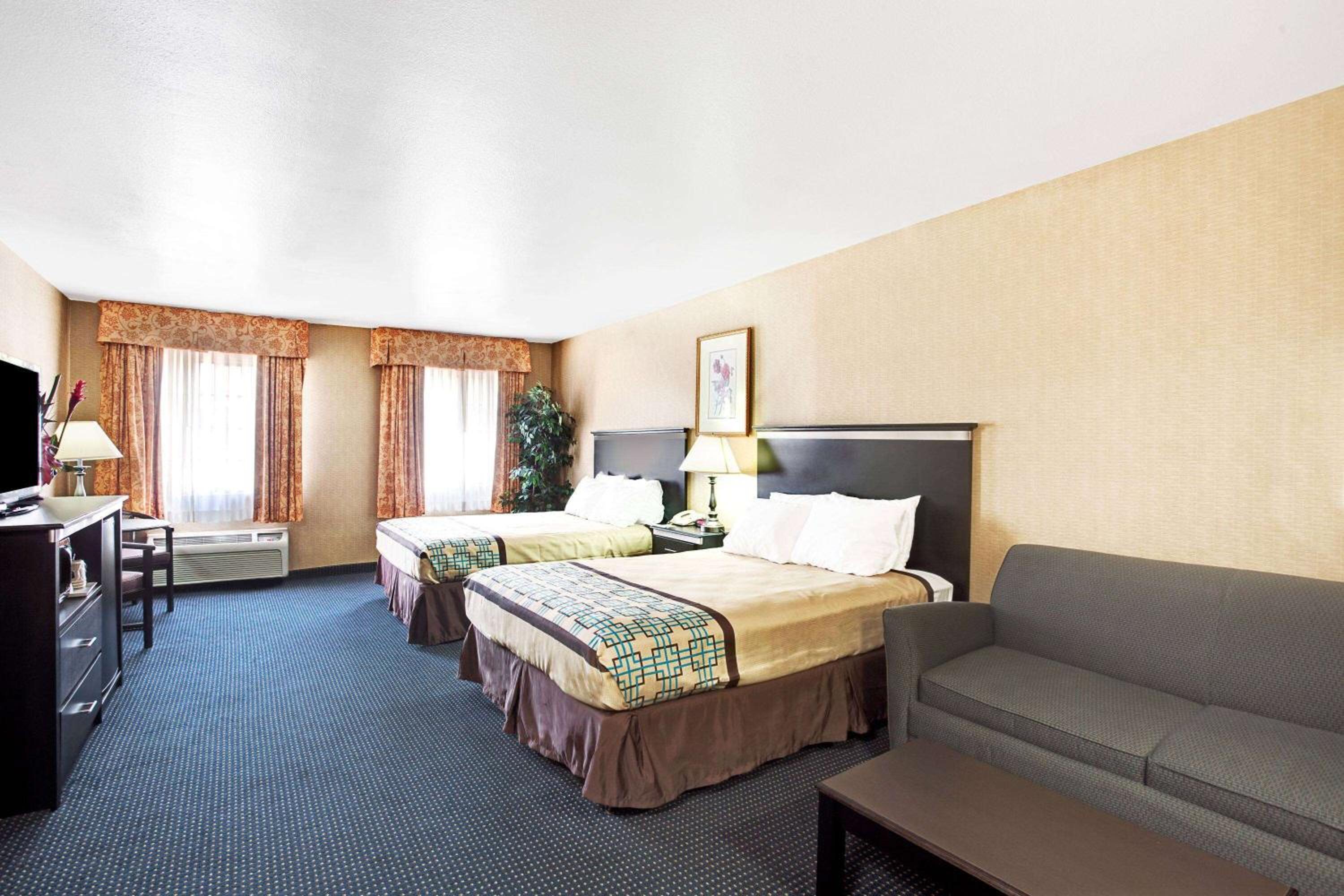 Queen Suite - Non-Smoking - Photo 1