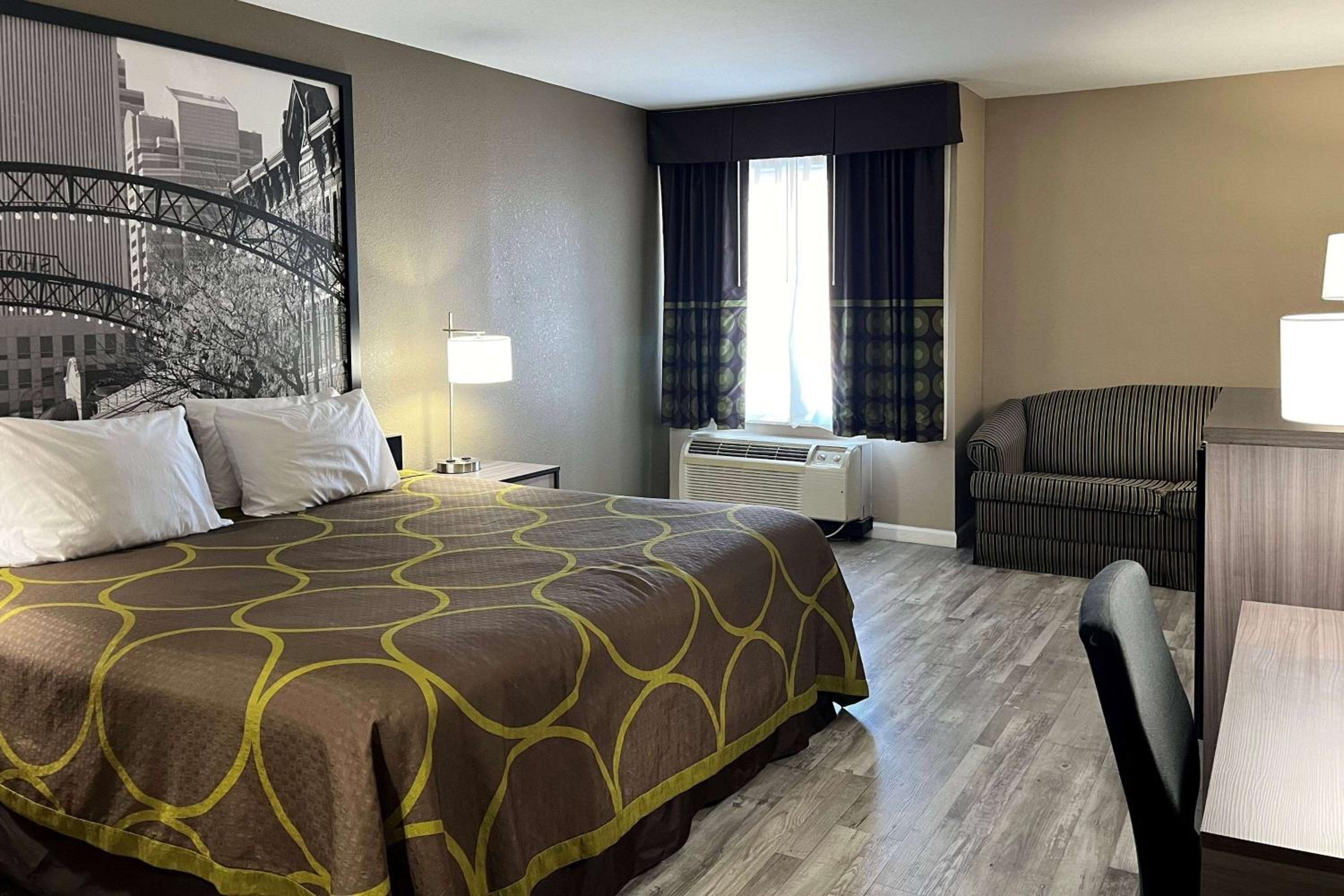 King Room - Non-Smoking - Photo 1