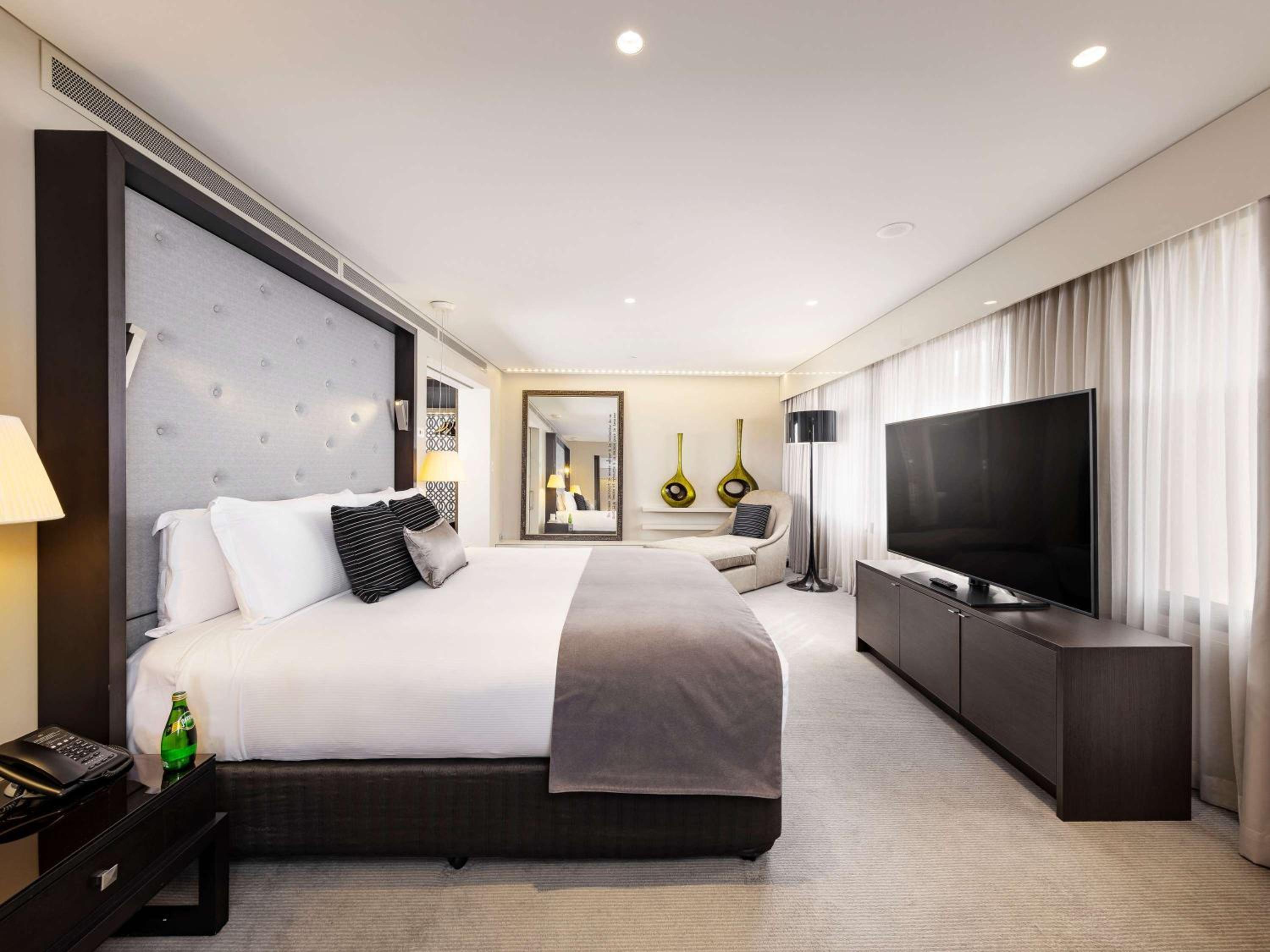 OPERA SUITE Club Access, King Bed, Separate Lounge, City View High Floor, Indulgent Bath, 94m2 - Photo 9