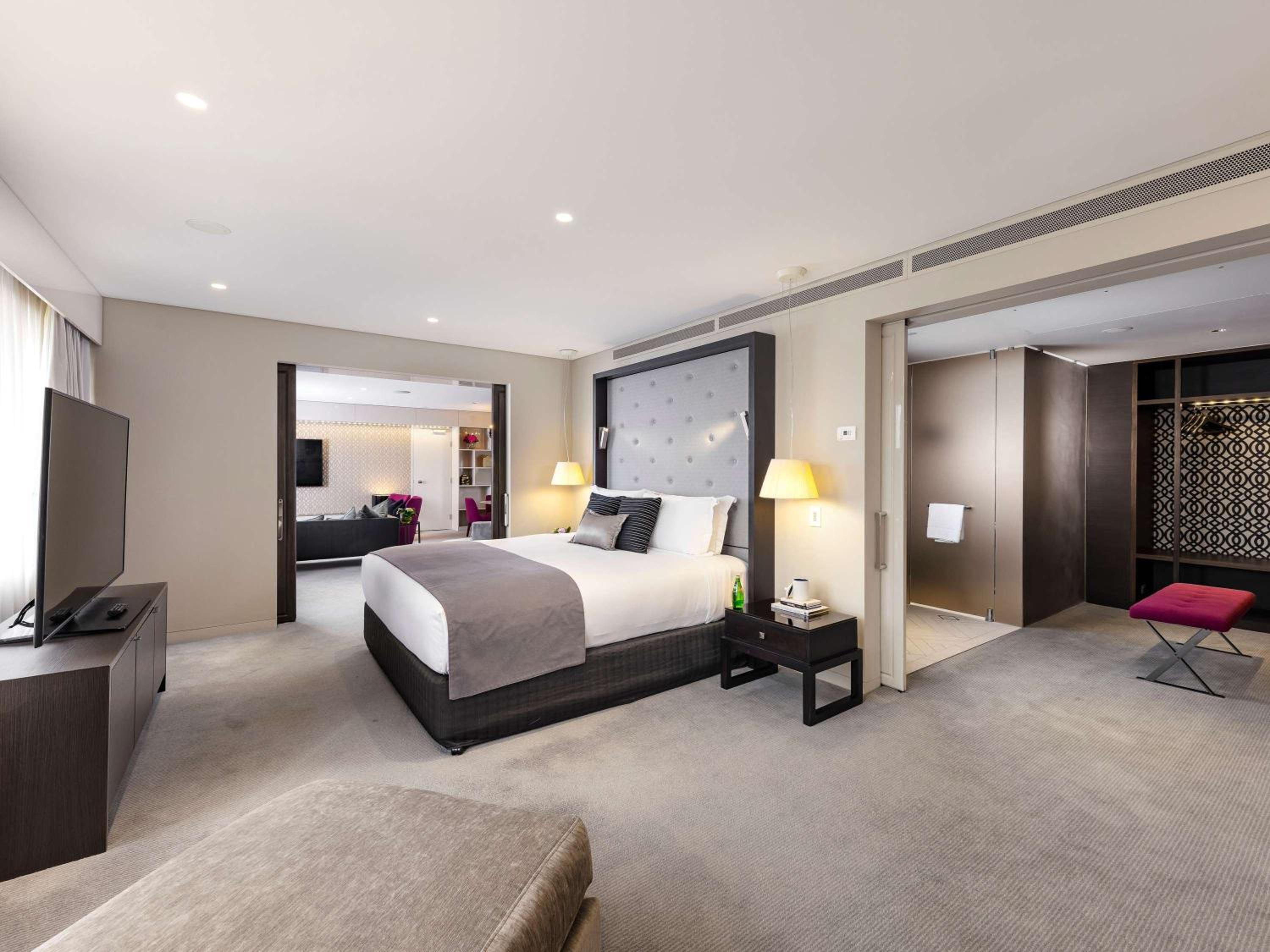 OPERA SUITE Club Access, King Bed, Separate Lounge, City View High Floor, Indulgent Bath, 94m2 - Photo 8