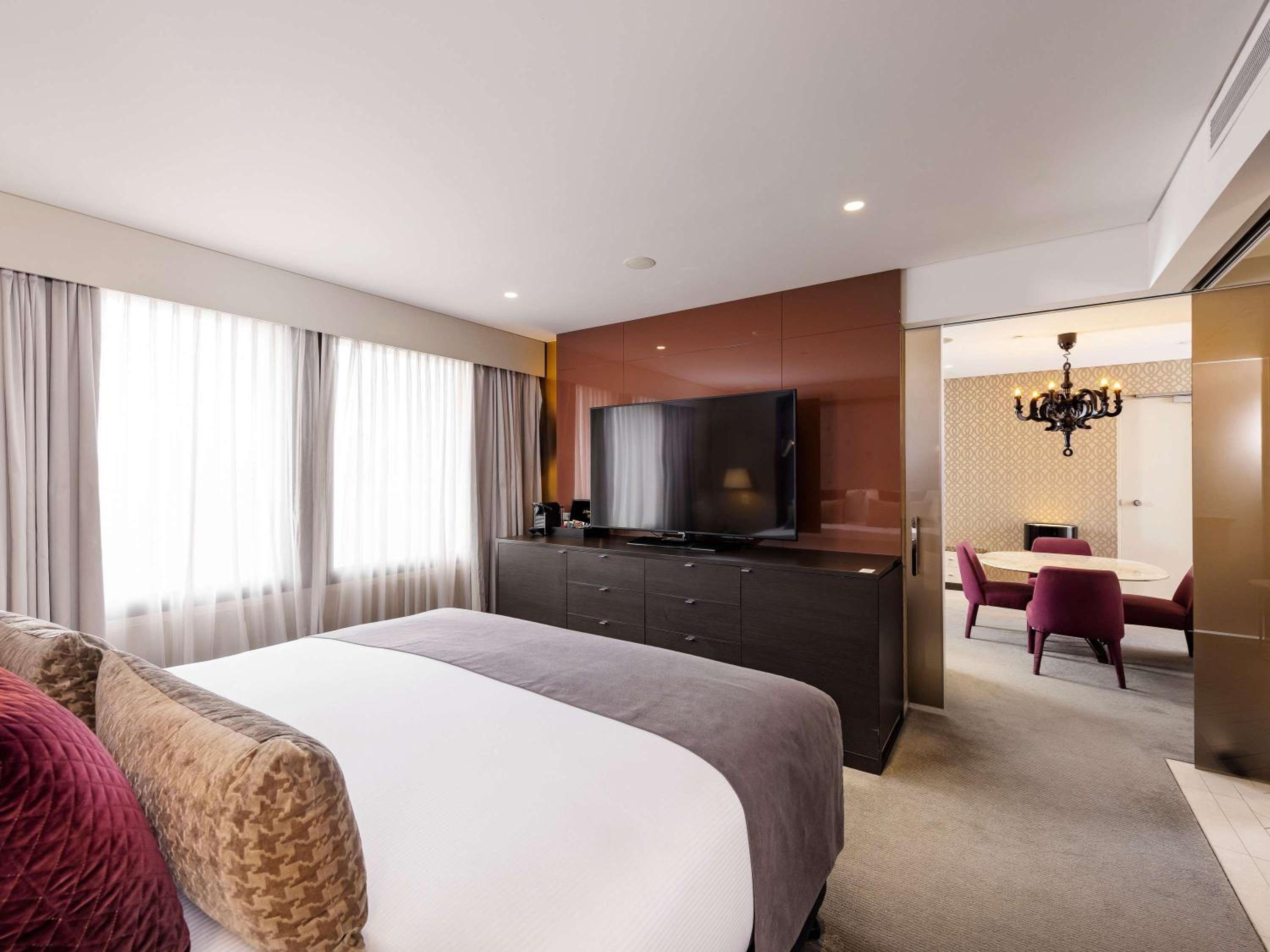 PRESTIGE SUITE Club Access, King Bed, Separate Lounge, City View High Floor, Luxury Bath, 64m2