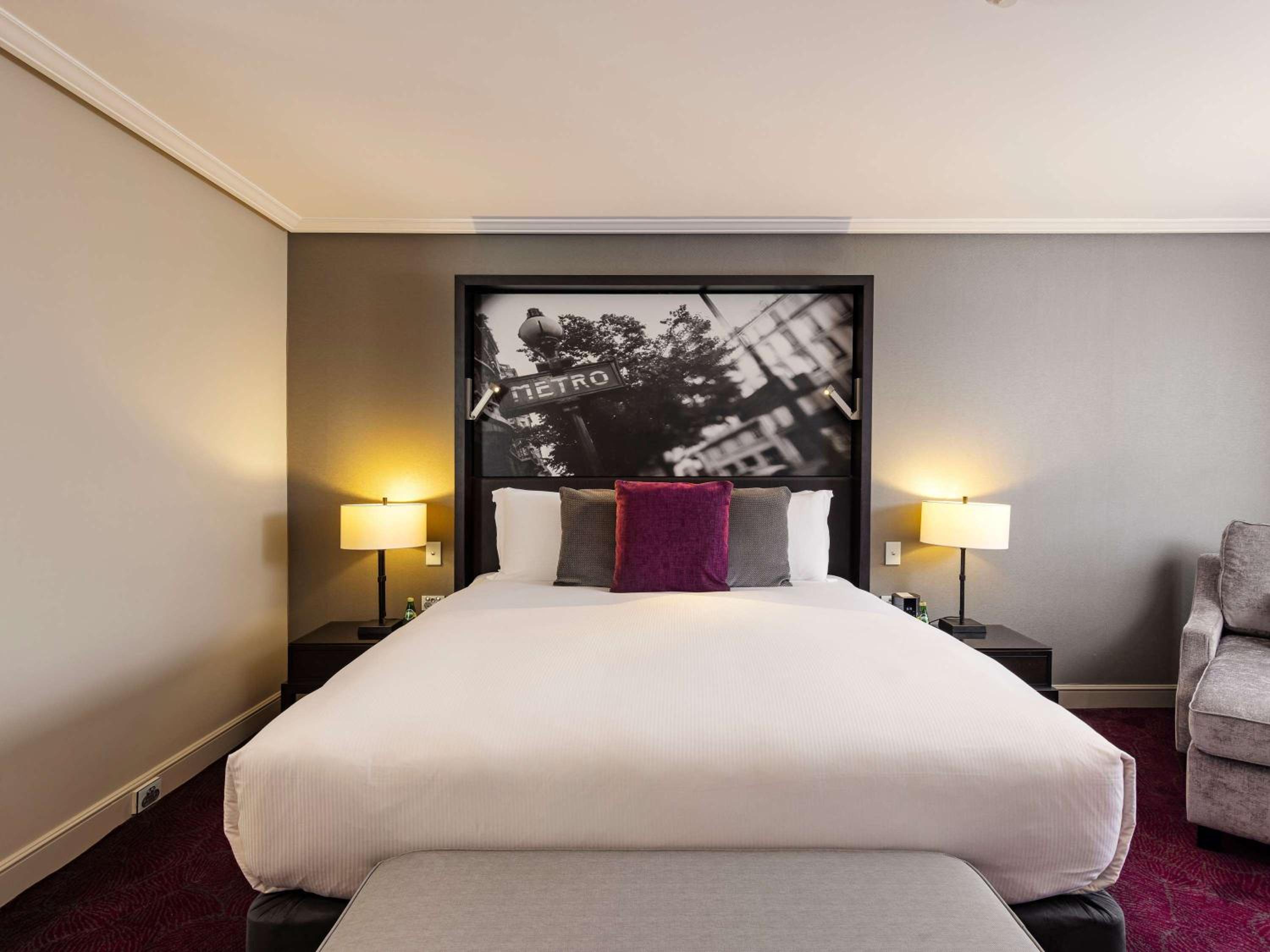 EXECUTIVE SUITE King Bed, Sofa Bed, Separate Lounge, City View thumbnail 6