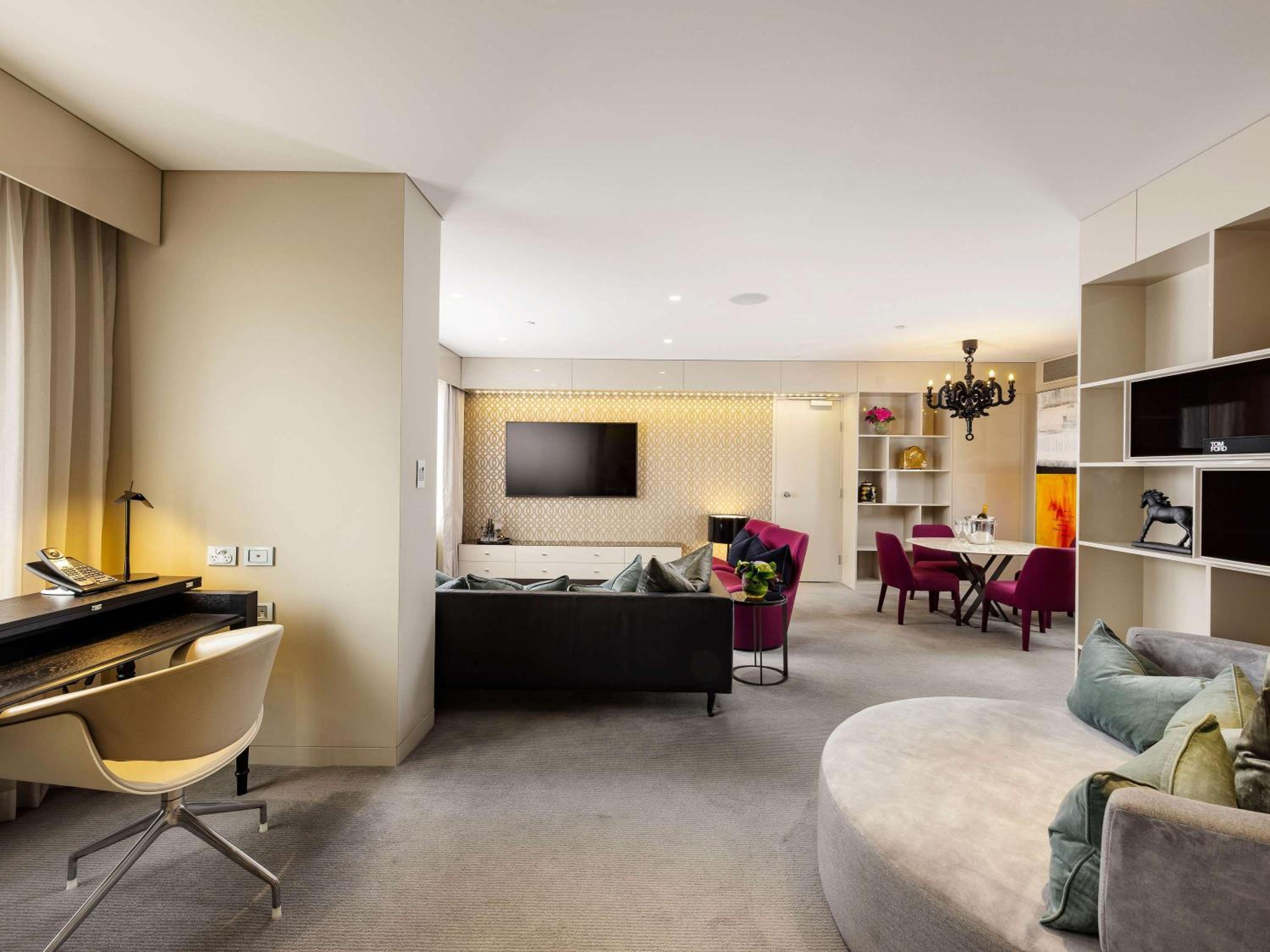 OPERA SUITE Club Access, King Bed, Separate Lounge, City View High Floor, Indulgent Bath, 94m2 - Photo 7
