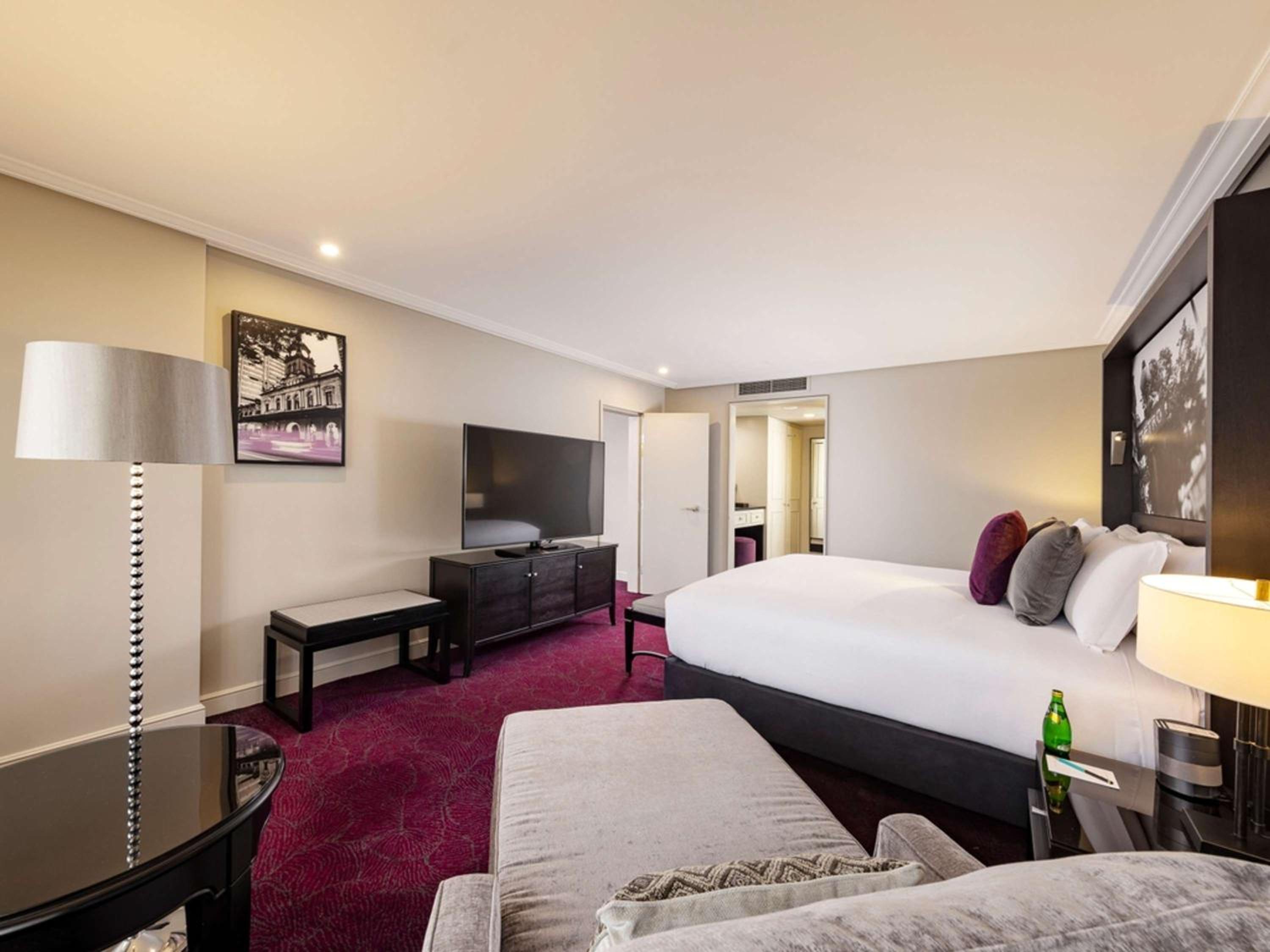 EXECUTIVE SUITE King Bed, Sofa Bed, Separate Lounge, City View thumbnail 5