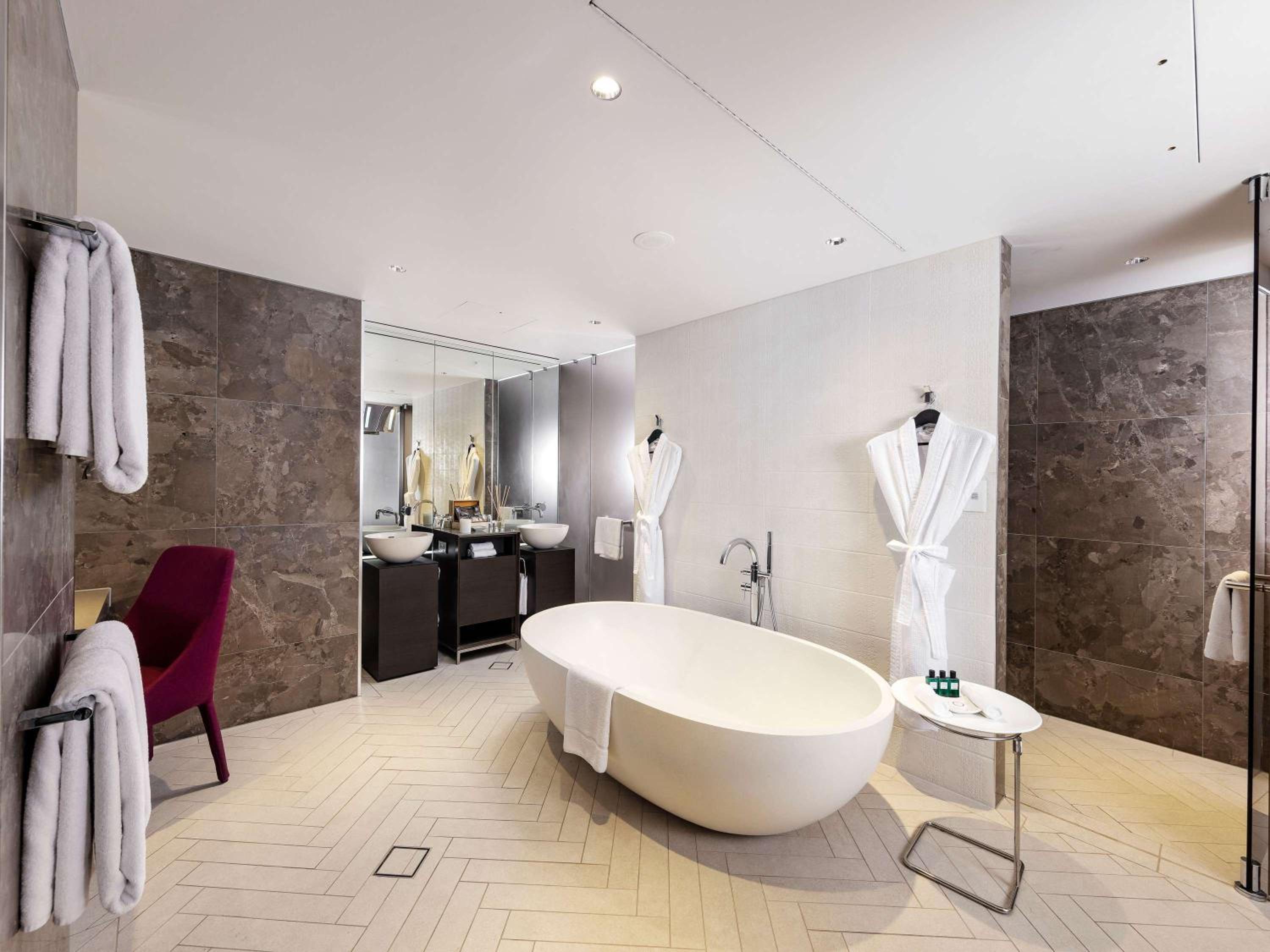 PRESTIGE SUITE Club Access, King Bed, Separate Lounge, City View High Floor, Luxury Bath, 64m2 thumbnail 6
