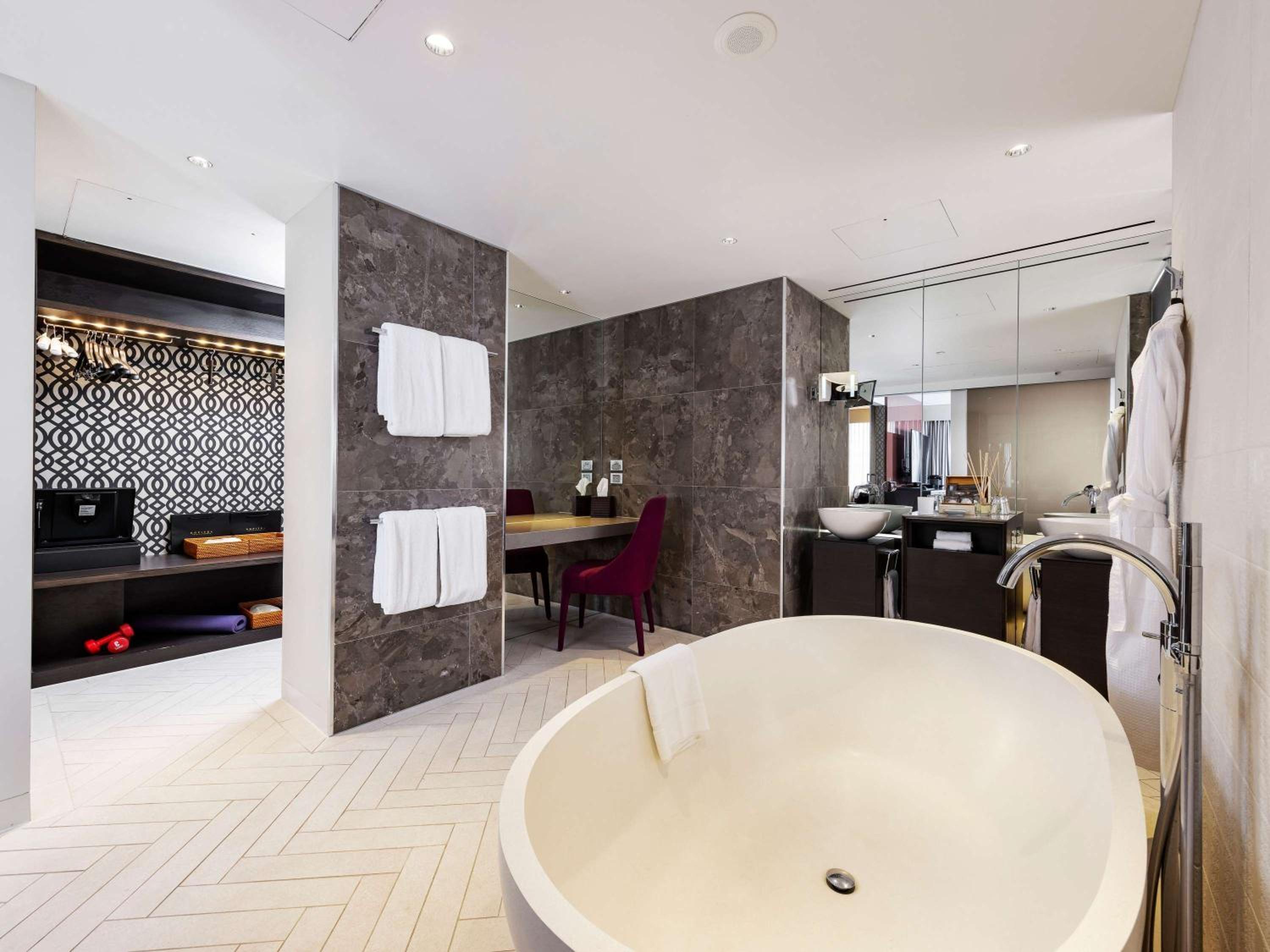 PRESTIGE SUITE Club Access, King Bed, Separate Lounge, City View High Floor, Luxury Bath, 64m2 thumbnail 5