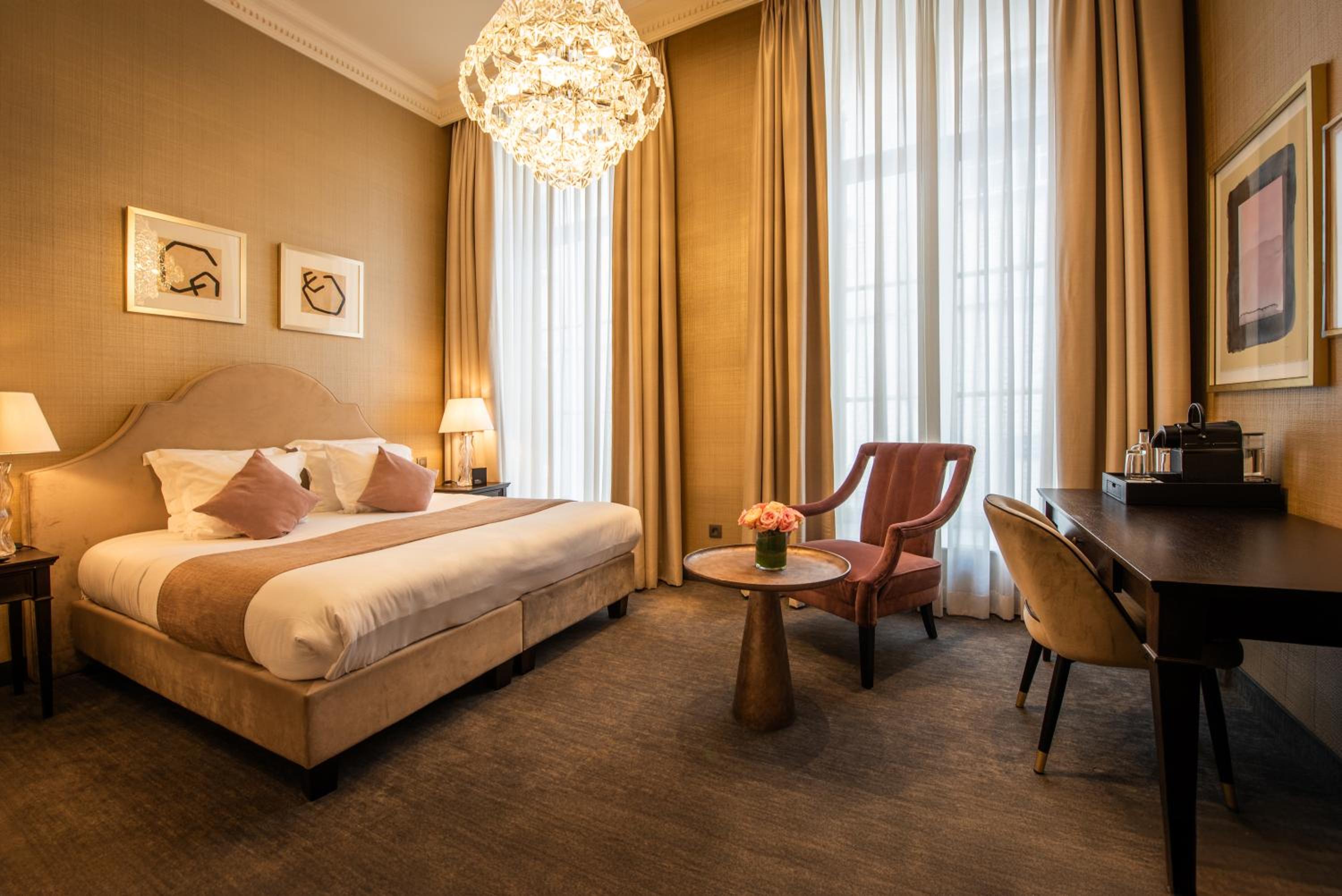 Luxury Suite - Photo 6