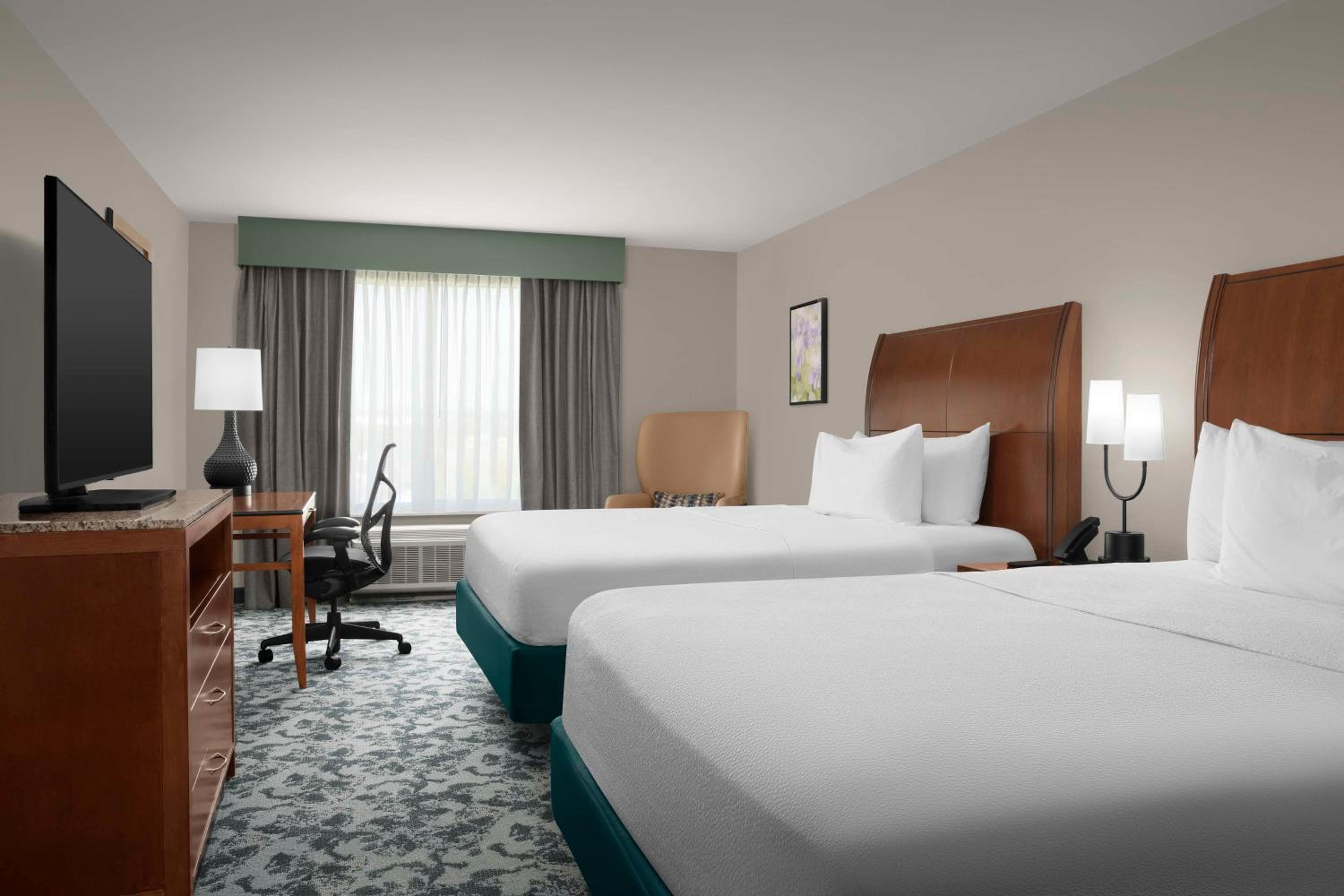 Queen Room with Two Queen Beds and Shower/Tub - Photo 13