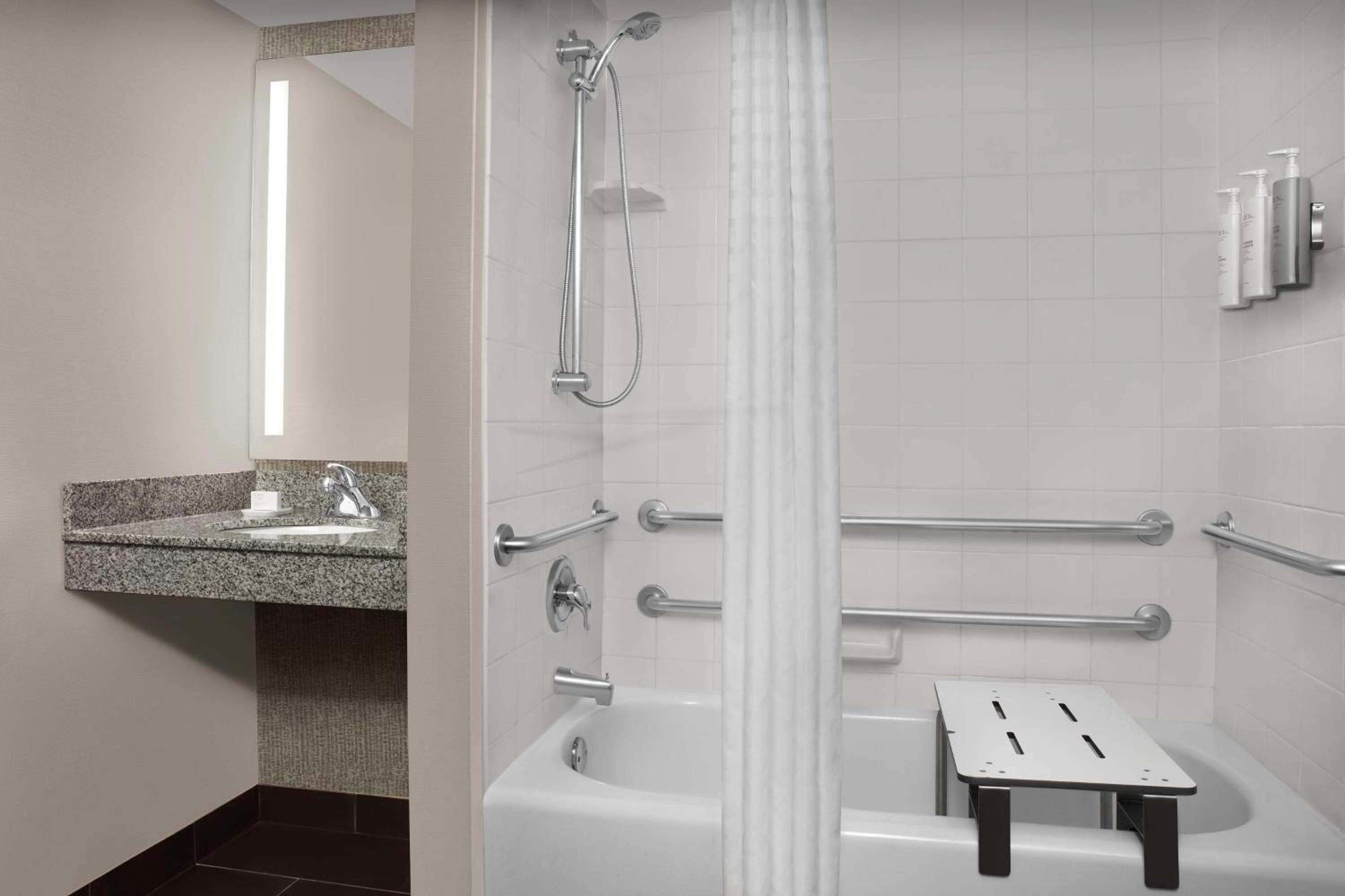 King Room with Accessible Tub - Mobility Access - Photo 4