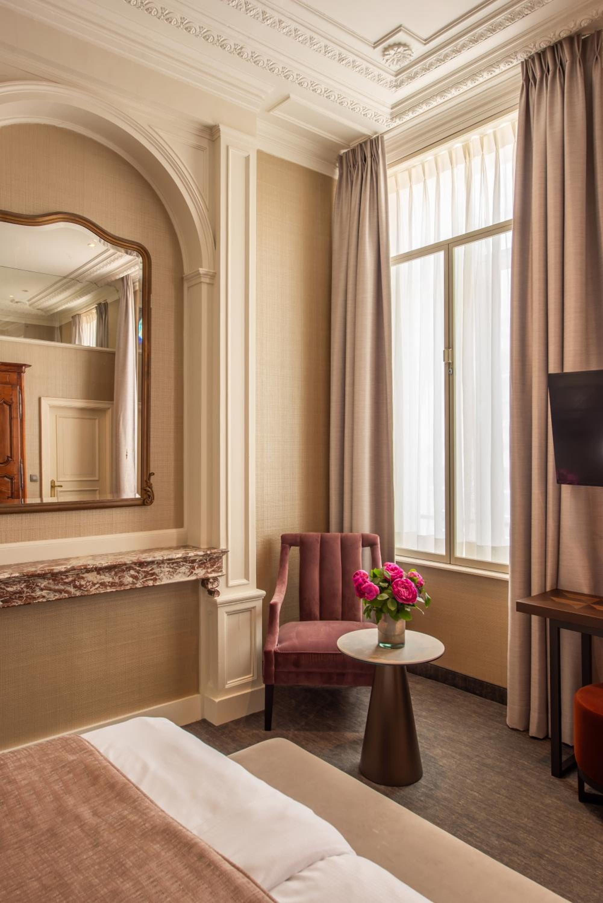 Luxury Suite - Photo 2