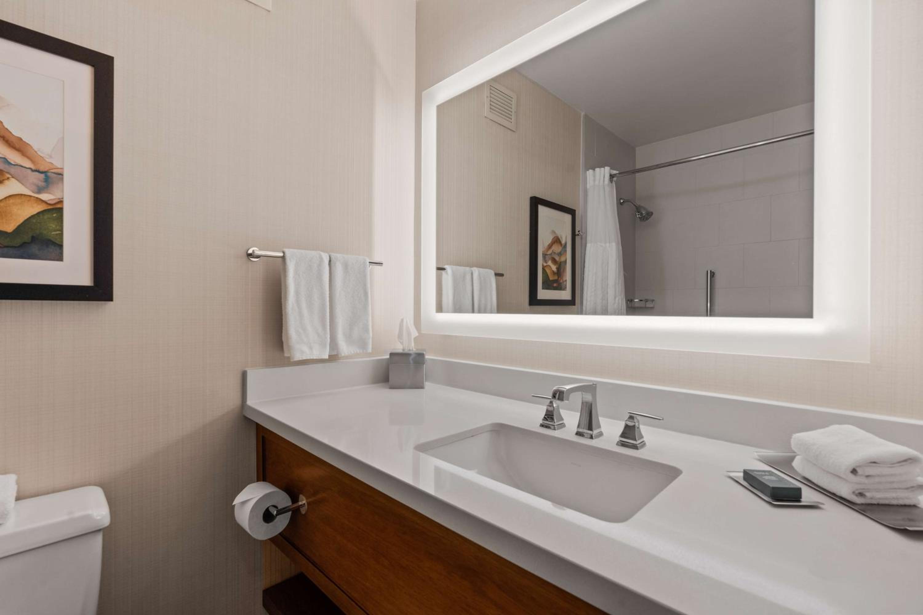 Queen Room with Two Queen Beds - River View - Photo 4