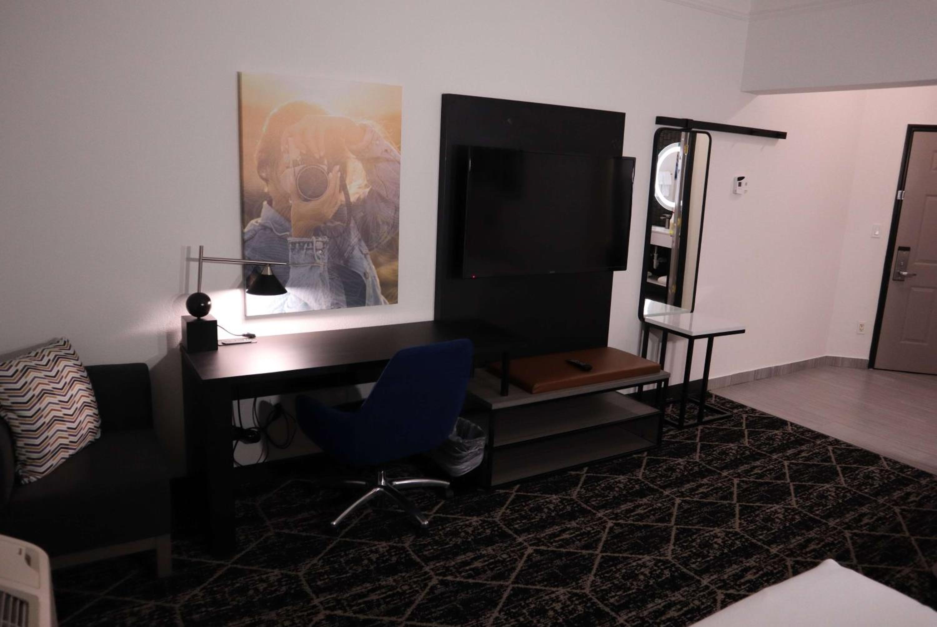 Deluxe King Room - Non-Smoking - Photo 1
