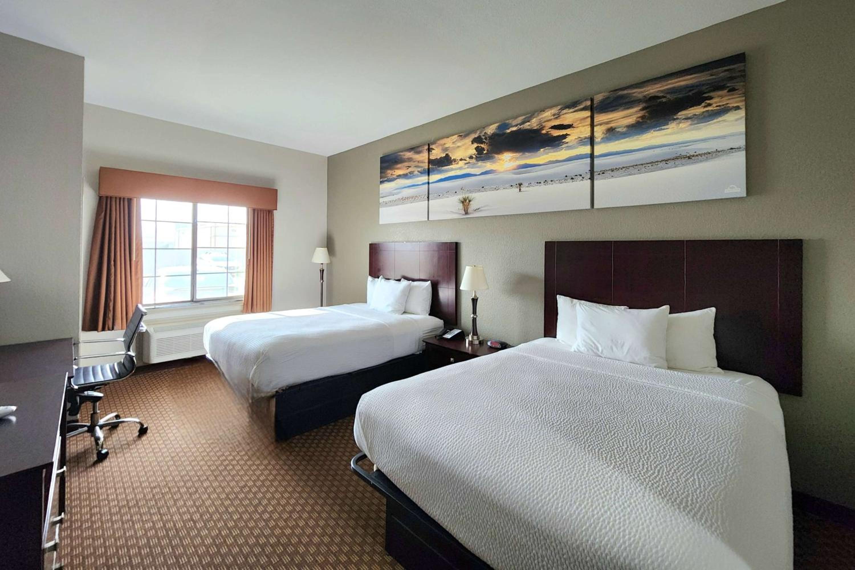 Queen Room with Two Queen Beds - Non-Smoking - Photo 1