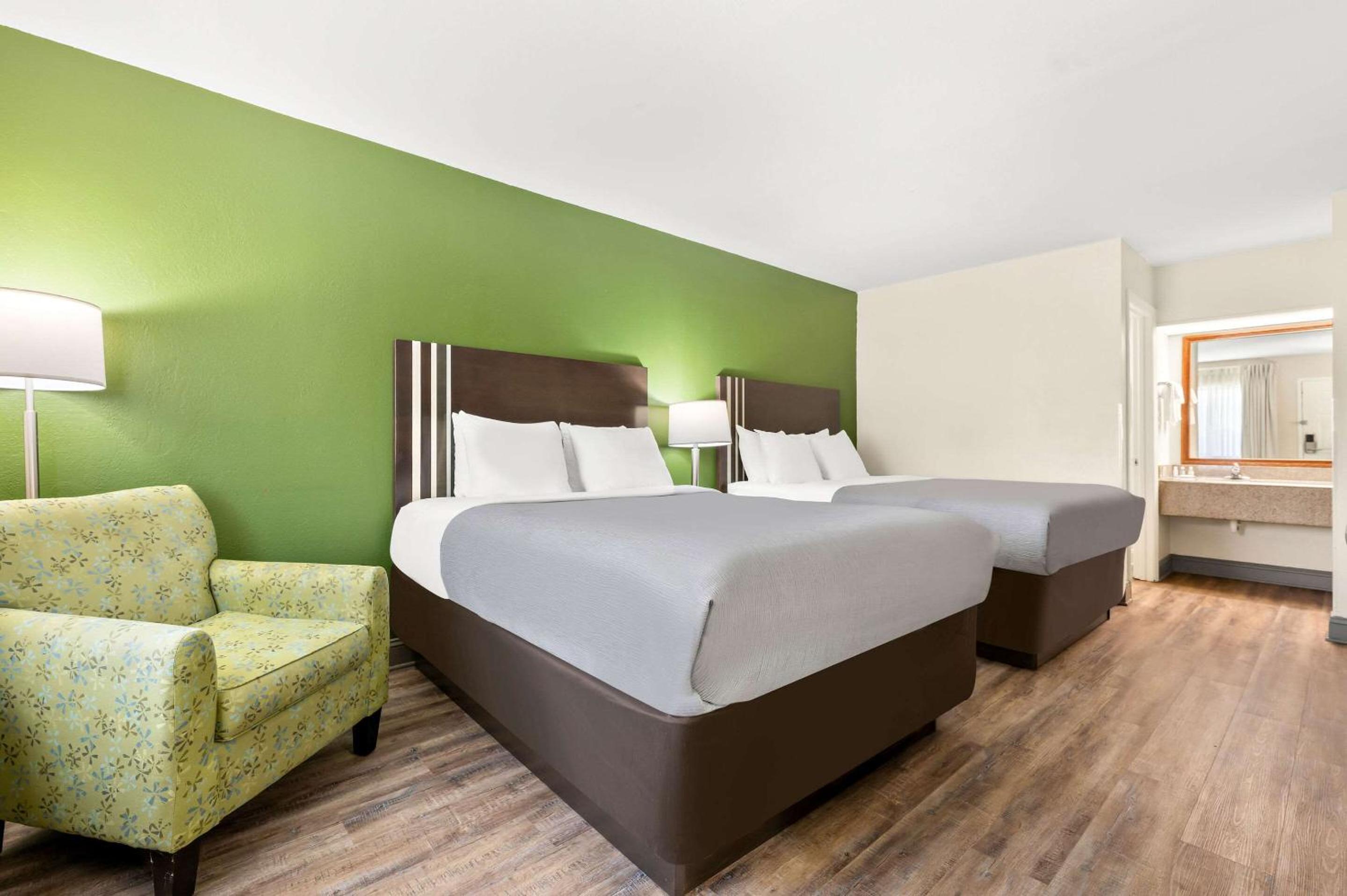 Queen Room with Two Queen Beds -Ground Floor Non-Smoking  photo 1