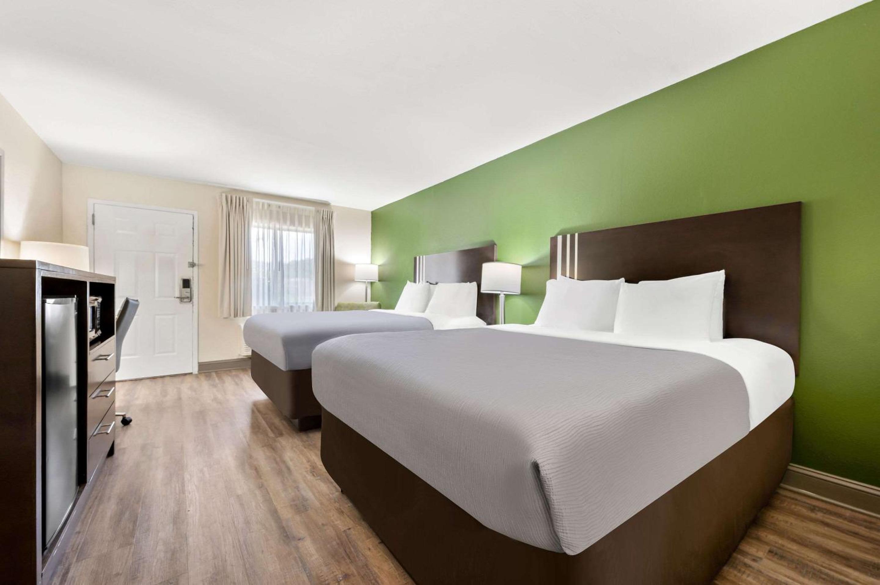 Queen Room with Two Queen Beds - Upper Floor/Non-Smoking photo 1