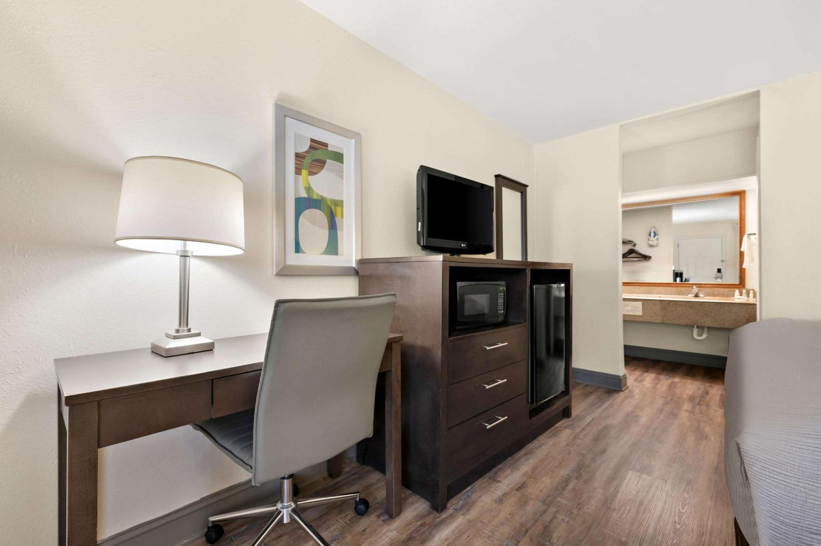 Queen Room with Two Queen Beds -Ground Floor Non-Smoking  photo 2