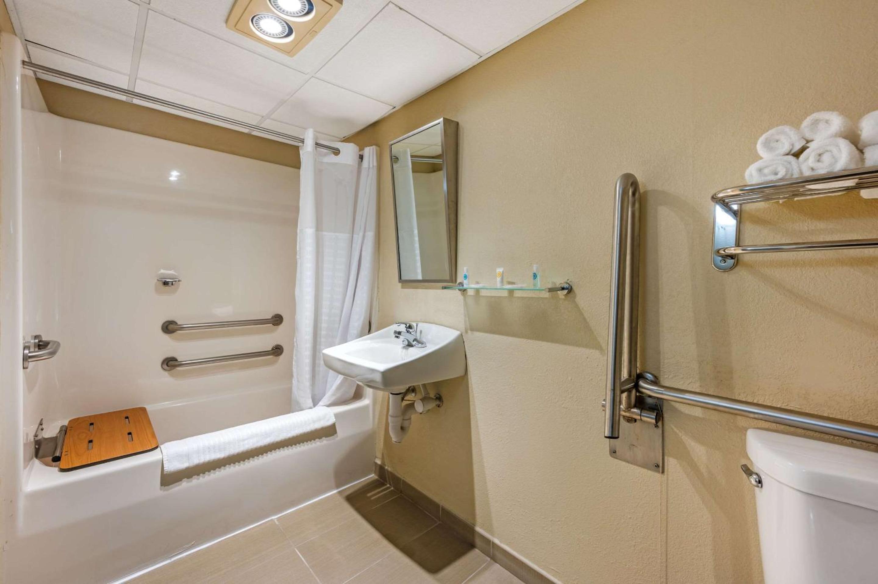 King Room - Accessible/Non-Smoking - Photo 4