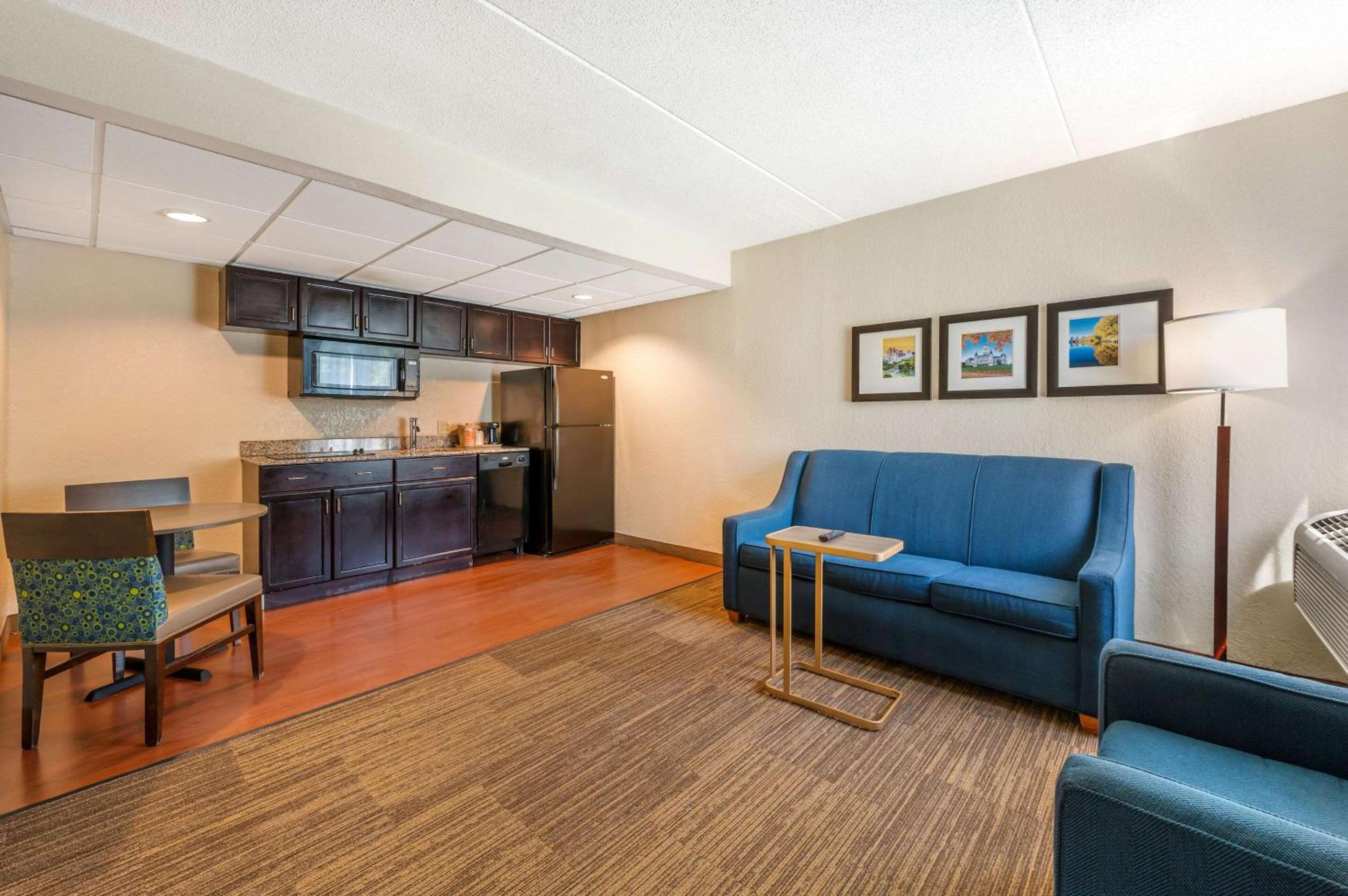King Suite - Non-Smoking - Photo 2